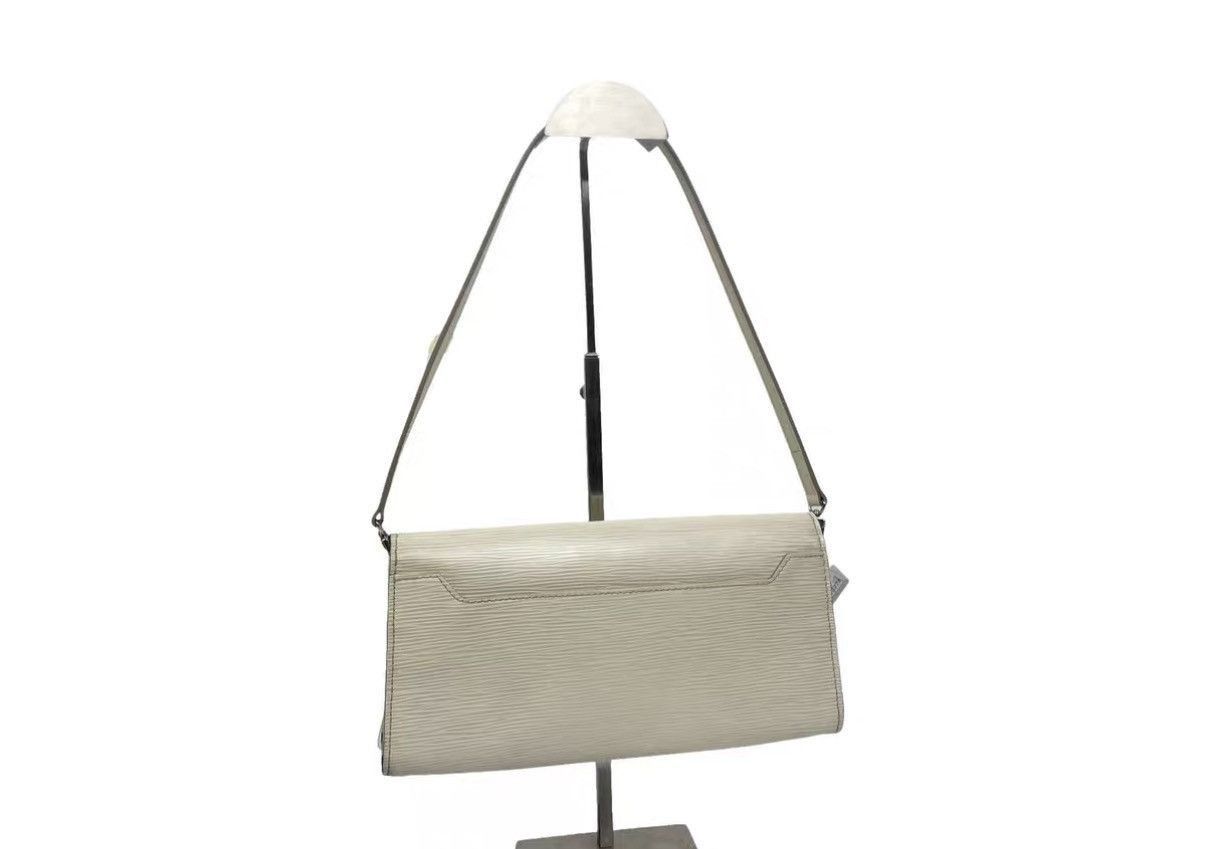 Louis Vuitton White Textured Crossbody Clutch Bag Size ONE SIZE - 2 Thumbnail