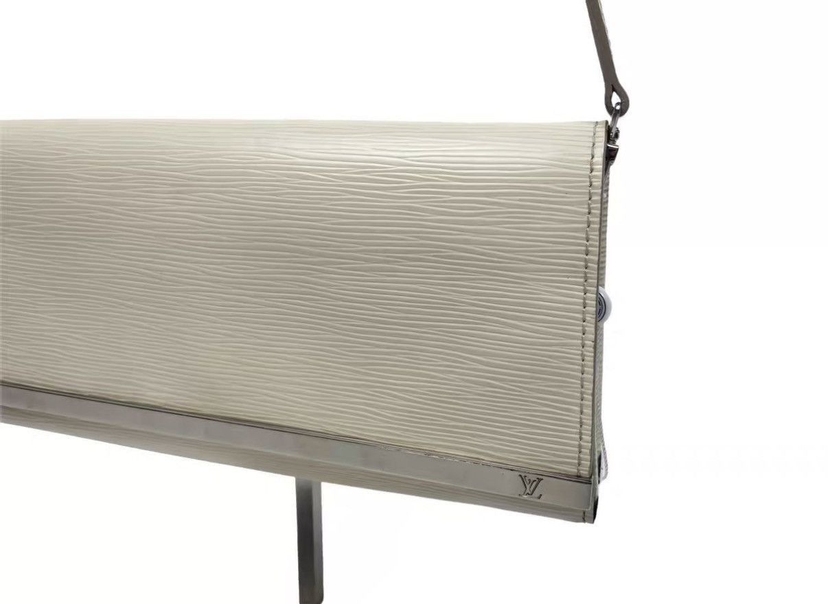 Louis Vuitton White Textured Crossbody Clutch Bag Size ONE SIZE - 3 Thumbnail