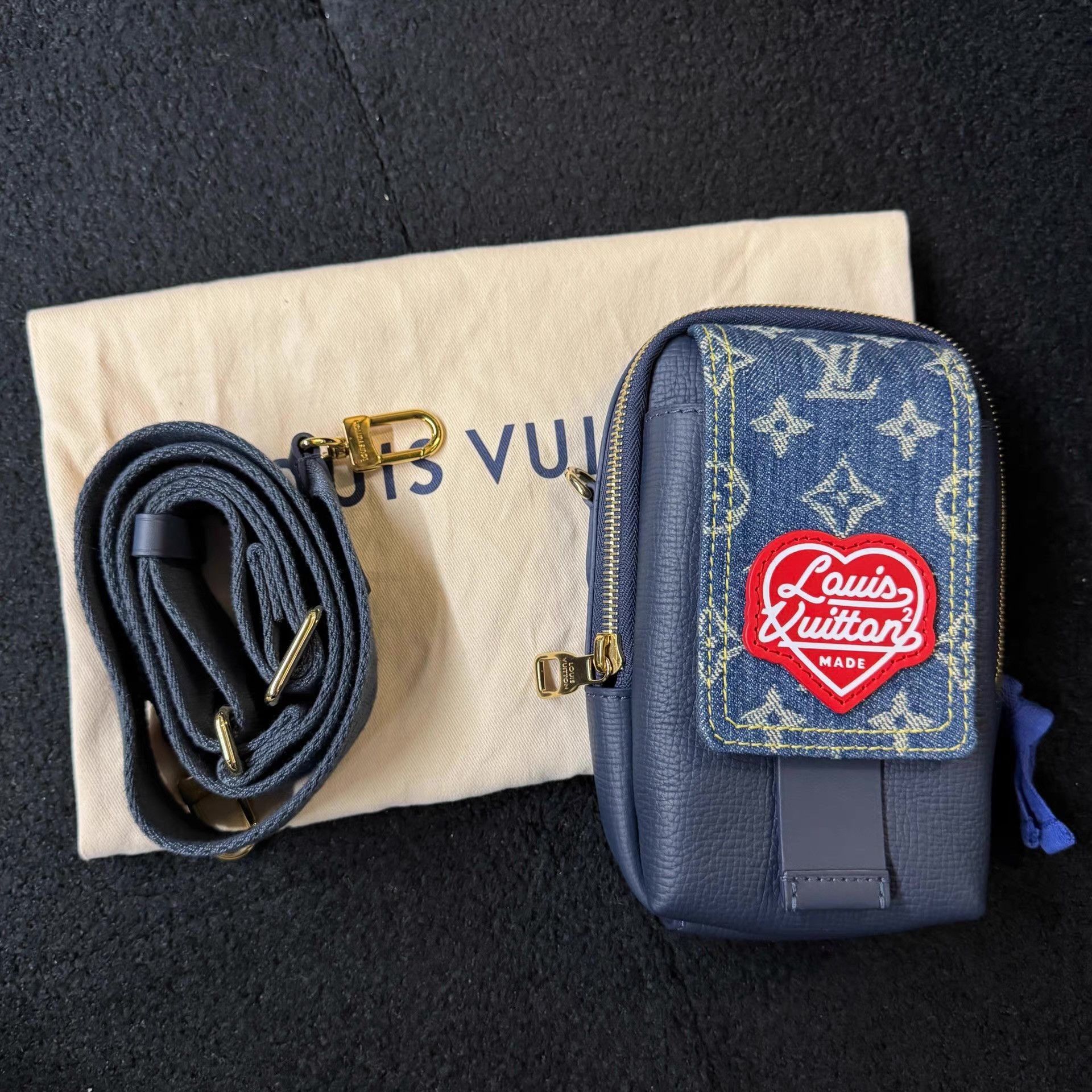Louis Vuitton Blue Denim Pouch with Heart Patch and Pattern Size ONE SIZE - 4 Thumbnail