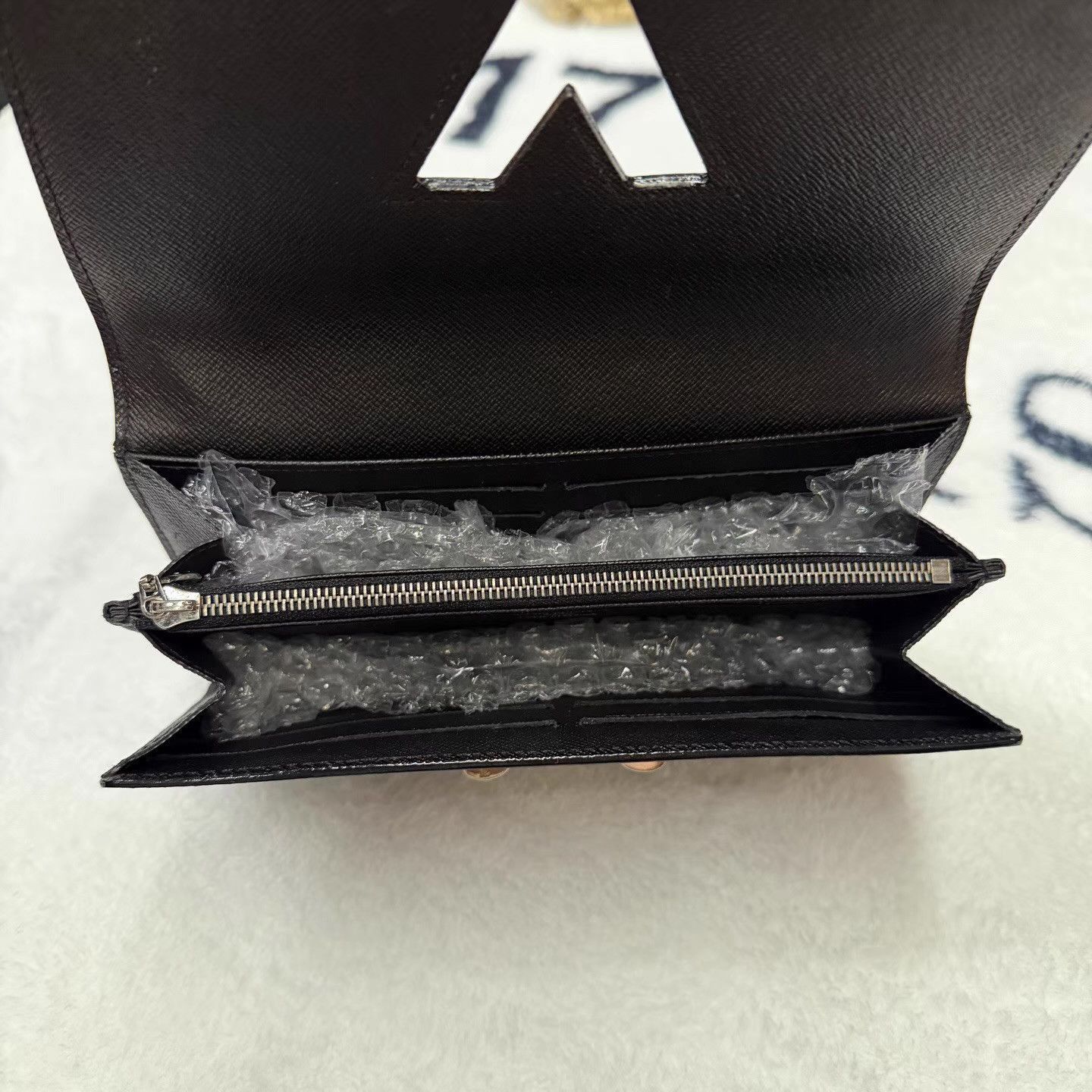 Louis Vuitton Black Textured Wallet with Metallic Logo Accent Size ONE SIZE - 4 Thumbnail