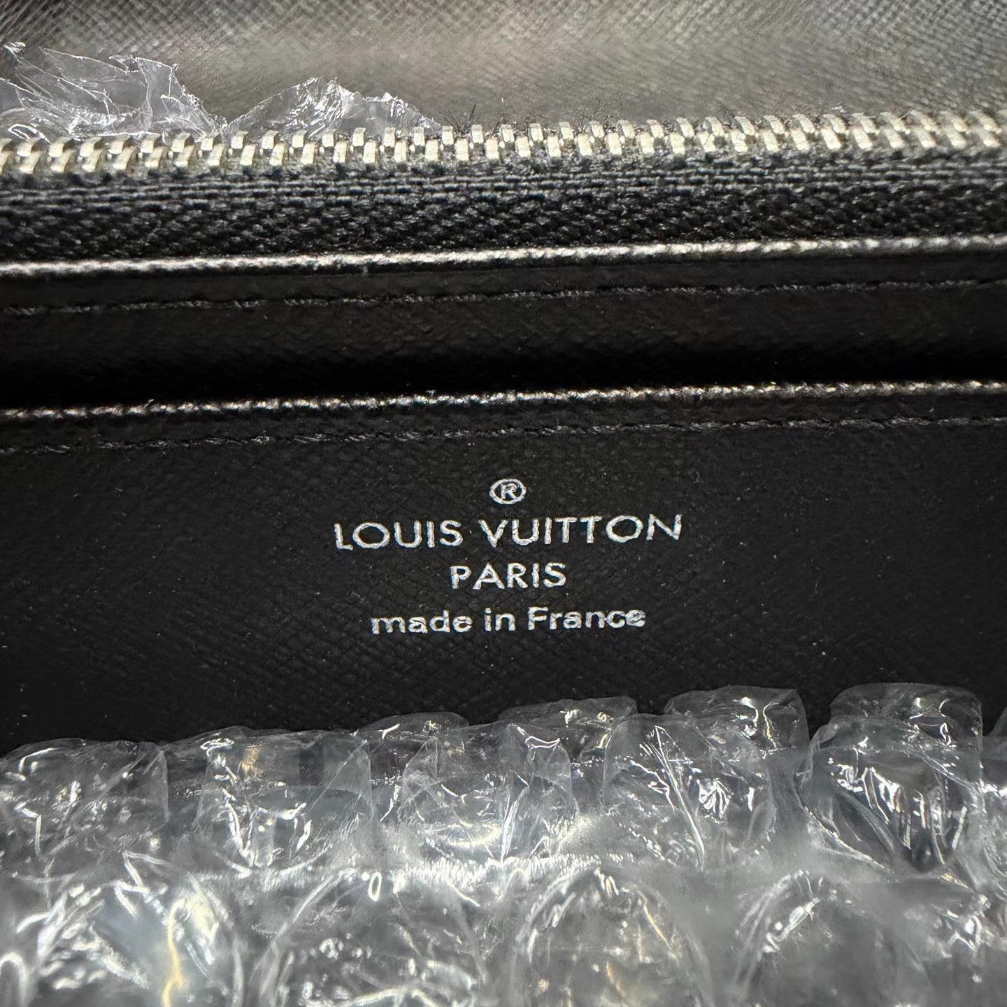 Louis Vuitton Black Textured Wallet with Metallic Logo Accent Size ONE SIZE - 5 Thumbnail