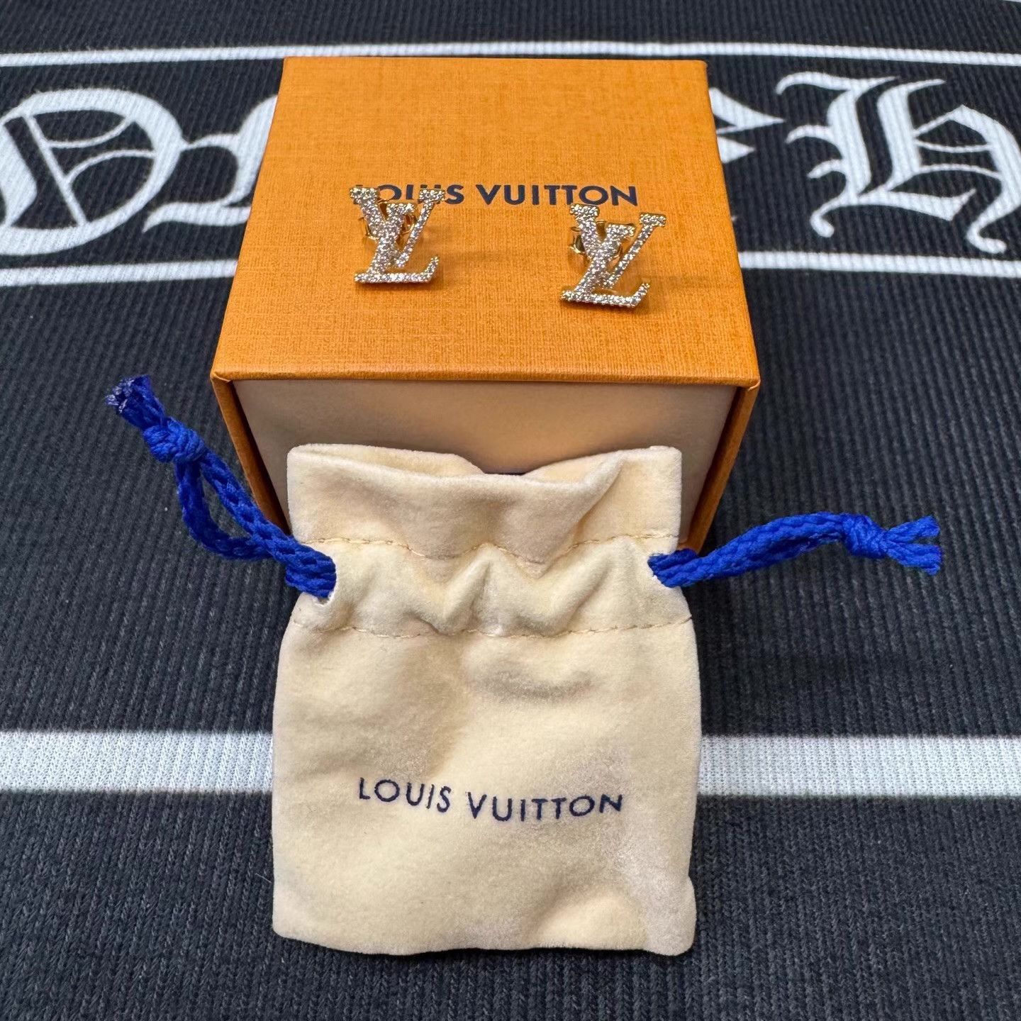Louis Vuitton Gold Rhinestone Initial Stud Earrings Size ONE SIZE - 2 Thumbnail