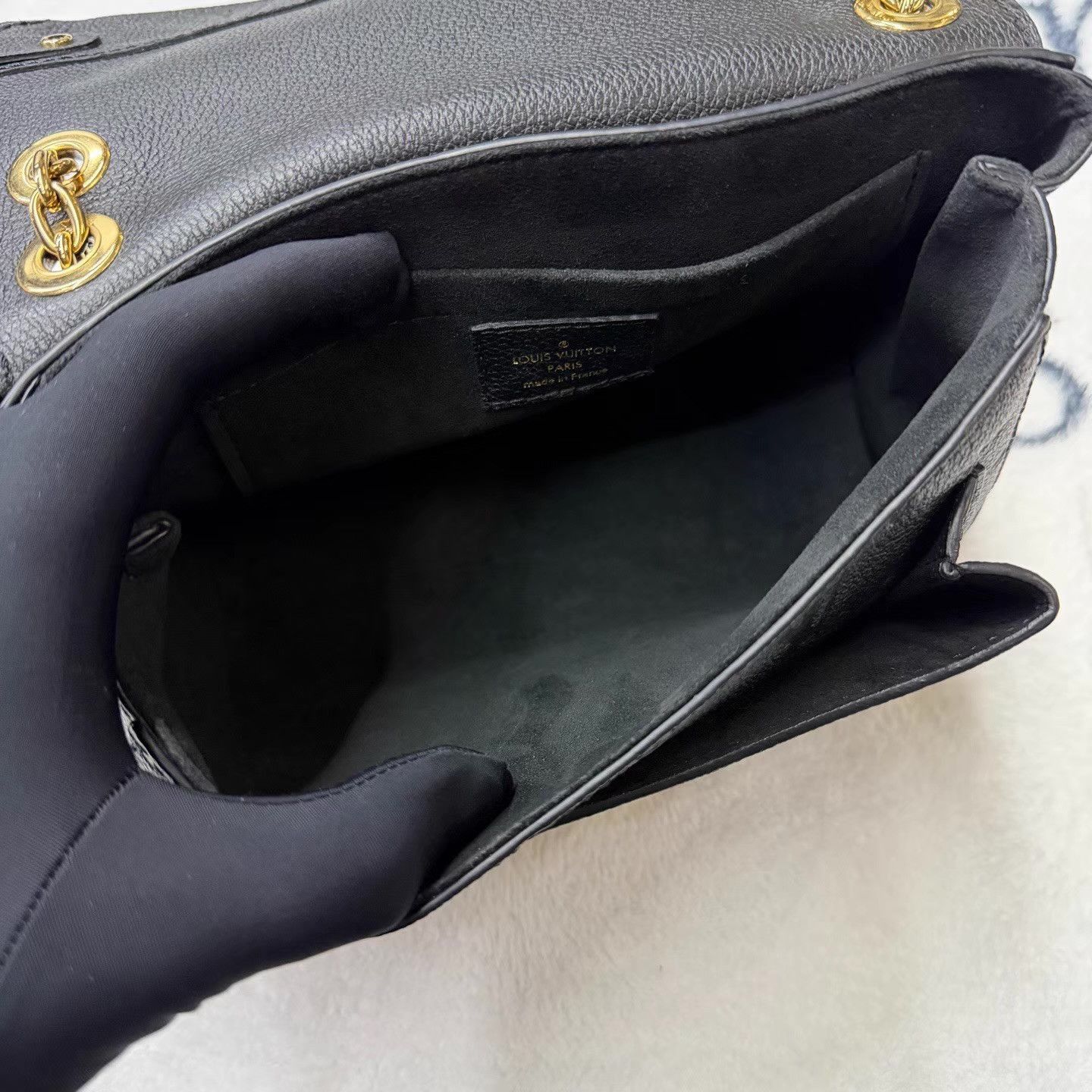 Louis Vuitton Black Textured Crossbody Bag with Gold Hardware Size ONE SIZE - 4 Thumbnail