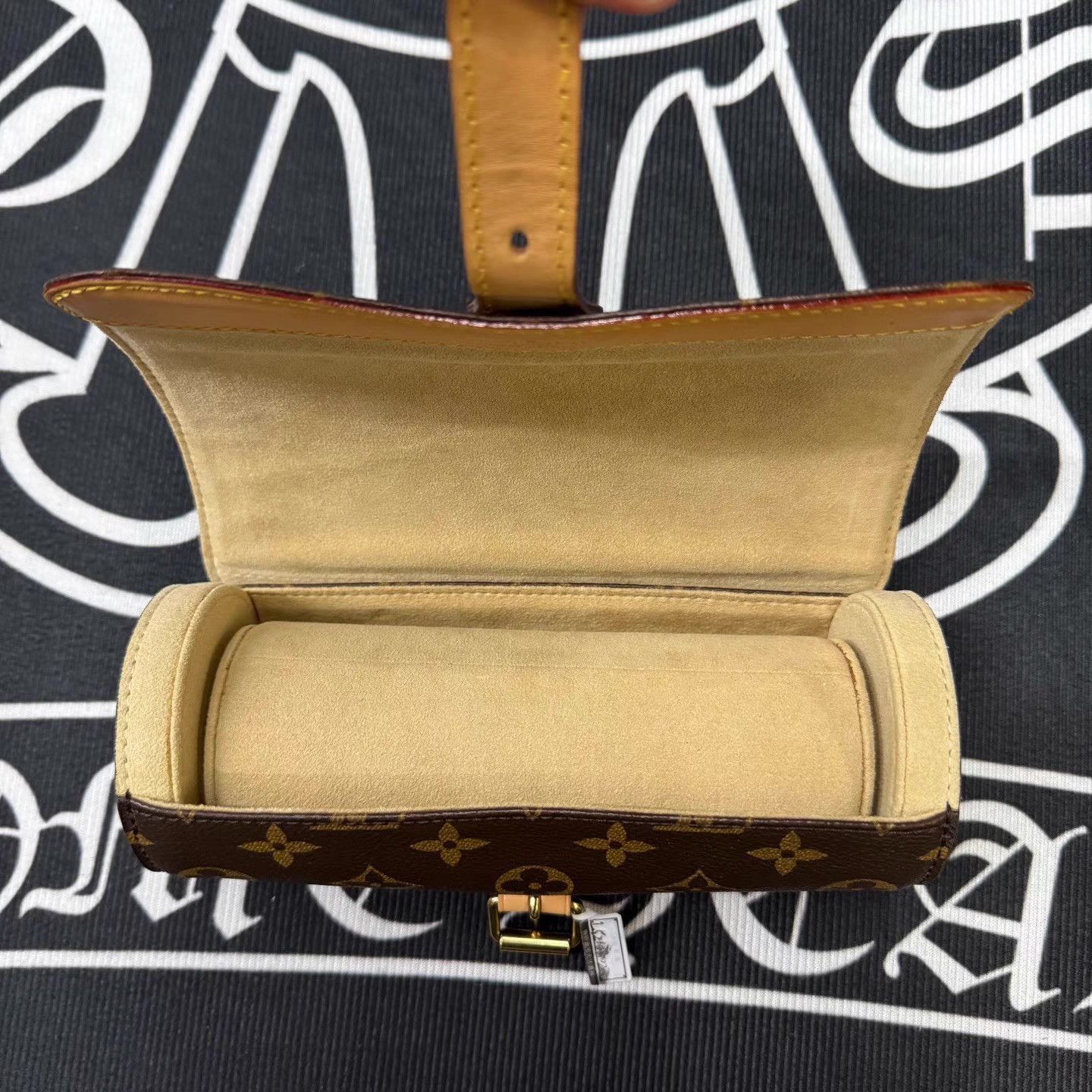 Louis Vuitton Multi-Pattern Leather Wallet with Buckle Closure Size ONE SIZE - 5 Thumbnail