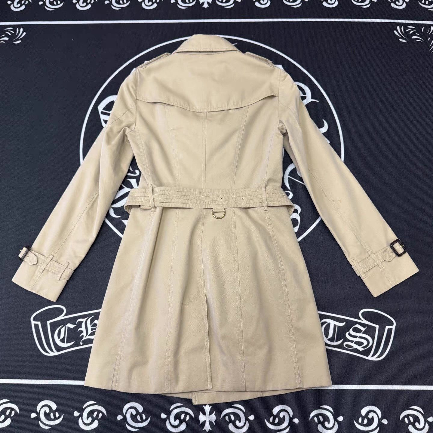Burberry Beige Double-Breasted Trench Coat with Belt - Size M Size US M / EU 48-50 / 2 - 2 Thumbnail