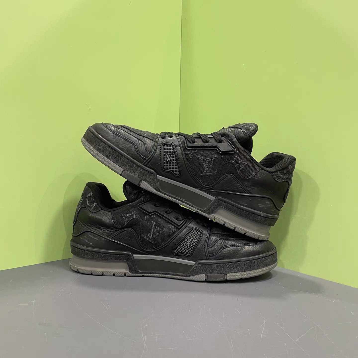 Louis Vuitton Black Low-Top Sneakers Size 6.5 Size US 6.5 / EU 39-40 - 5 Thumbnail