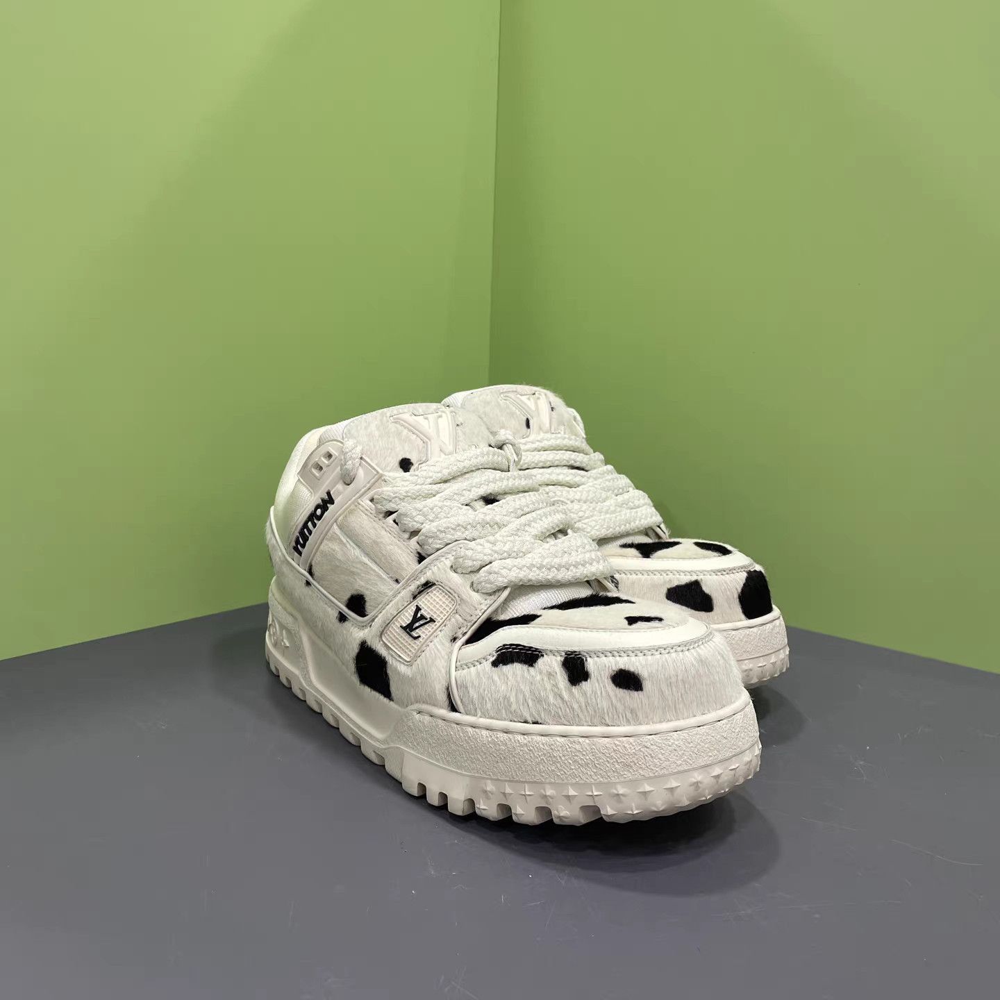 Louis Vuitton White Cow Print Low-Top Sneakers Size 8 Size US 8 / EU 41 - 3 Thumbnail