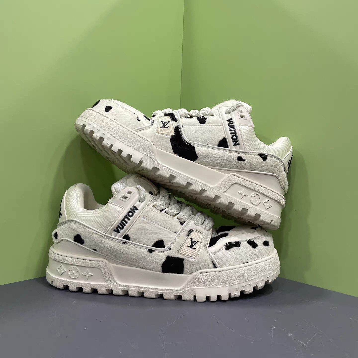 Louis Vuitton White Cow Print Low-Top Sneakers Size 8 Size US 8 / EU 41 - 4 Thumbnail