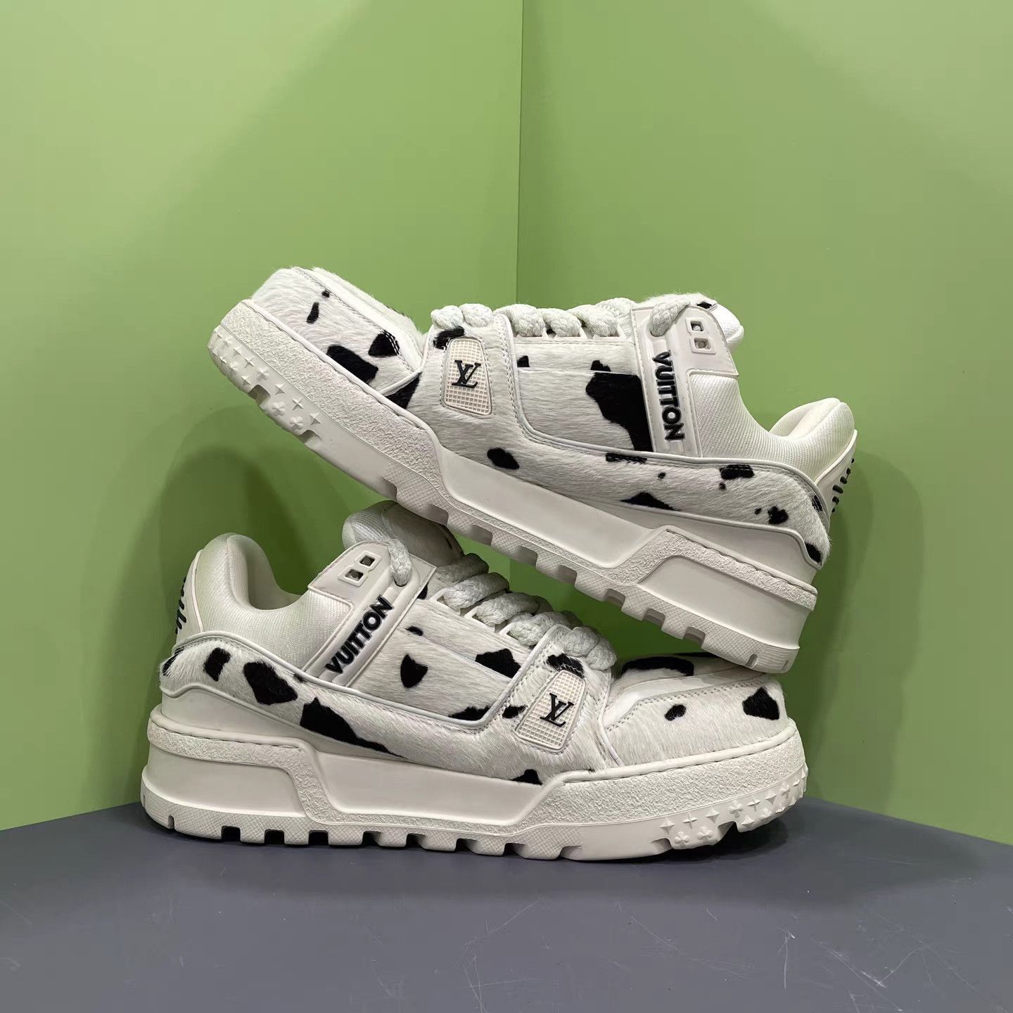 Louis Vuitton White Cow Print Low-Top Sneakers Size 8 Size US 8 / EU 41 - 5 Thumbnail