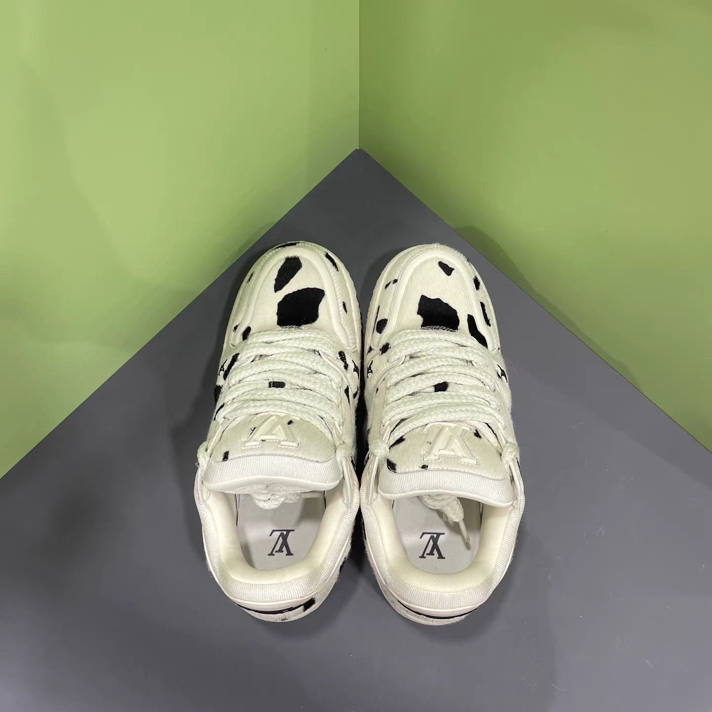 Louis Vuitton White Cow Print Low-Top Sneakers Size 8 Size US 8 / EU 41 - 7 Thumbnail