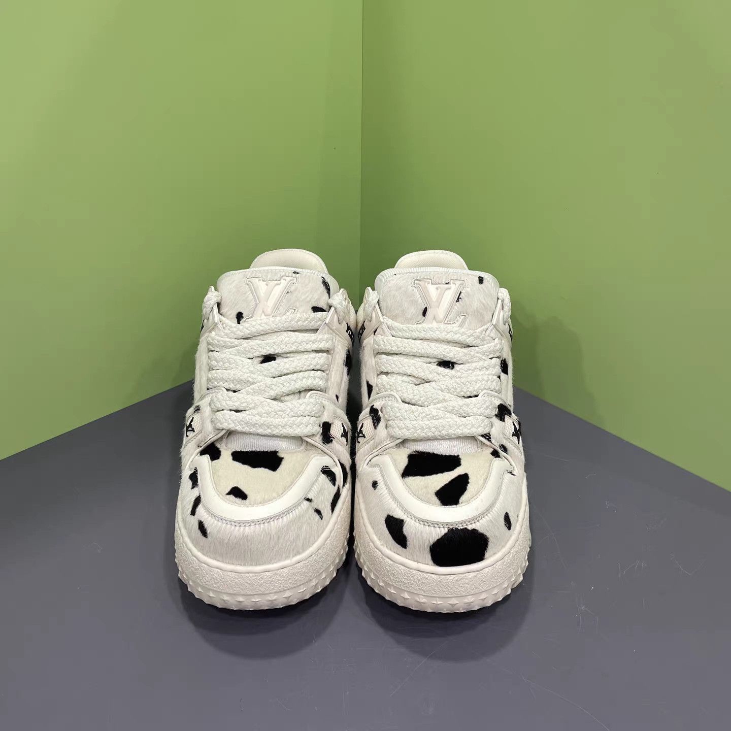 Louis Vuitton White Cow Print Low-Top Sneakers Size 8 Size US 8 / EU 41 - 2 Thumbnail