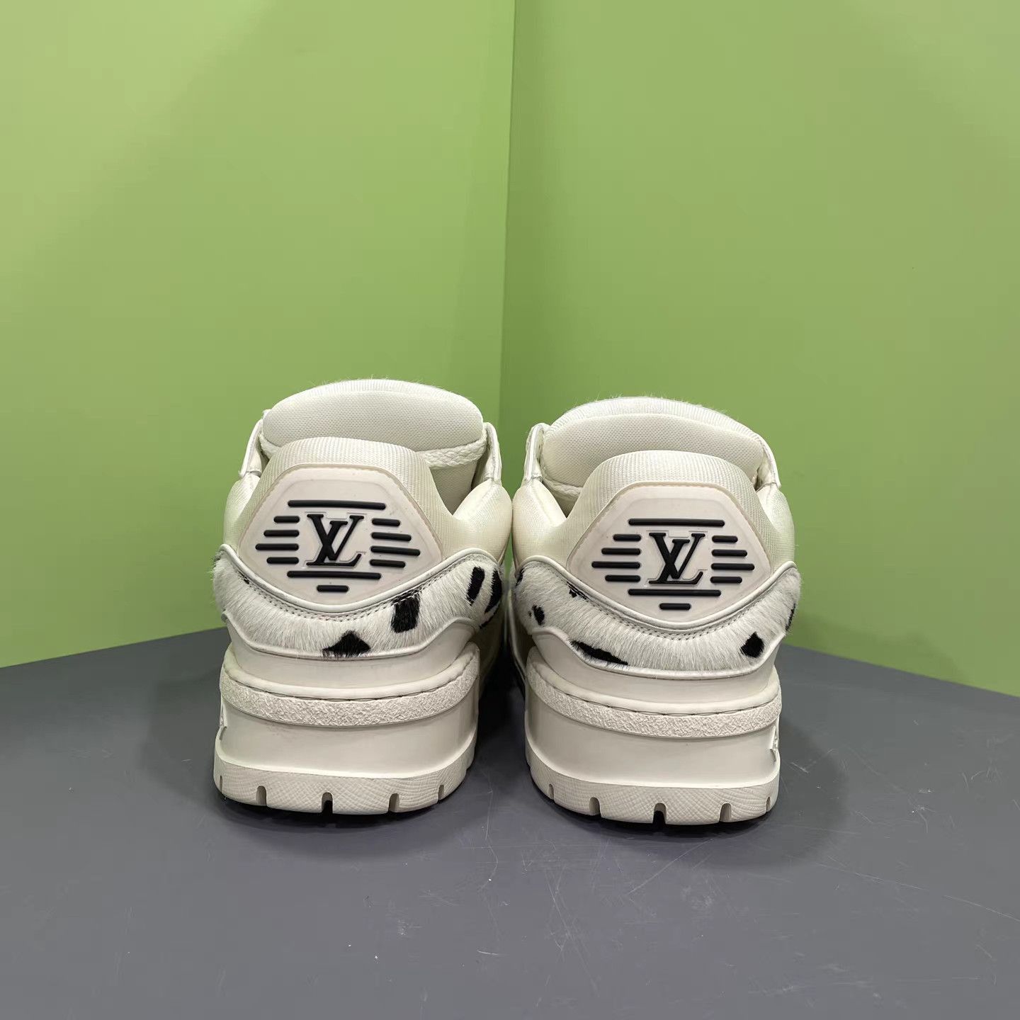 Louis Vuitton White Cow Print Low-Top Sneakers Size 8 Size US 8 / EU 41 - 6 Thumbnail