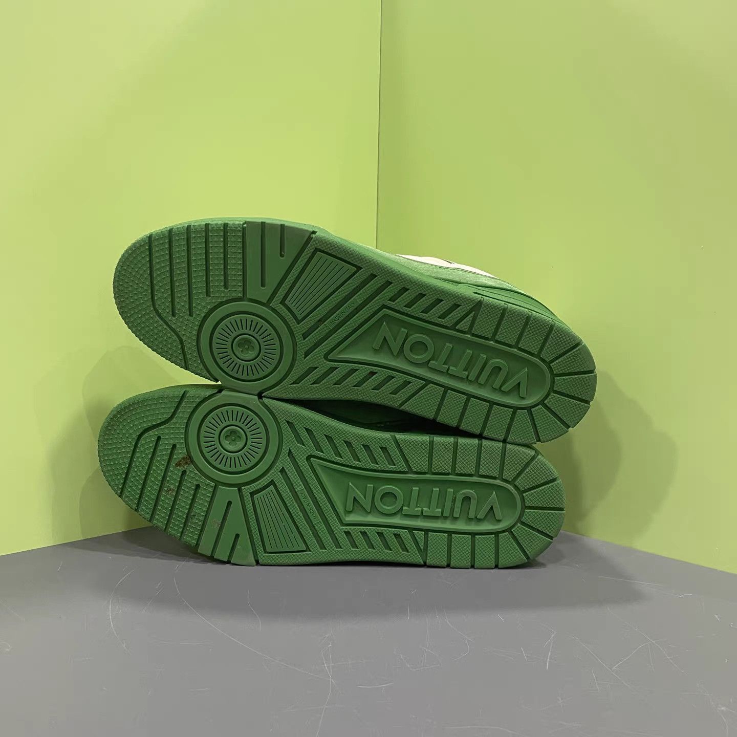 Louis Vuitton Green and White Low-Top Sneakers Size US 8 / EU 41 - 8 Thumbnail