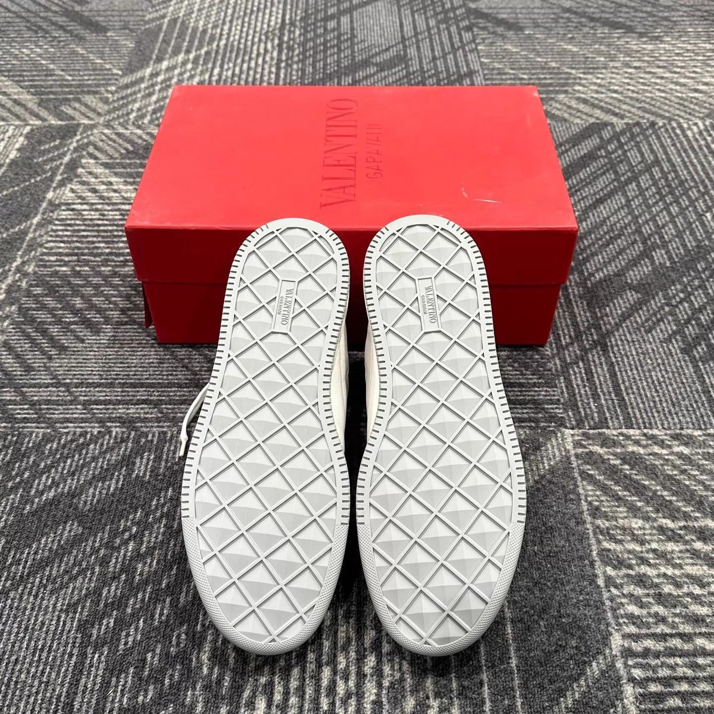 Valentino White Low-Top Sneakers Size 9 Size US 9 / EU 42 - 6 Thumbnail