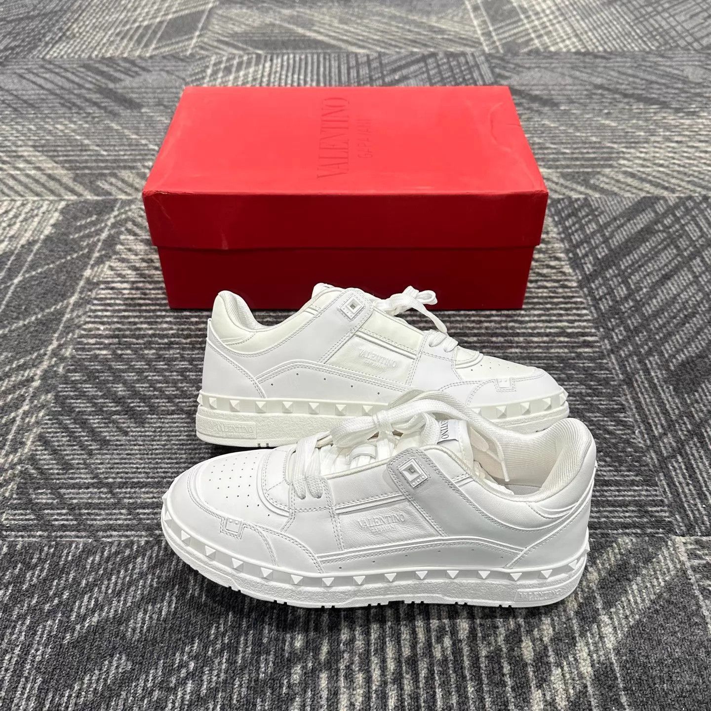 Valentino White Low-Top Sneakers Size 8 Size US 8 / EU 41 - 4 Thumbnail