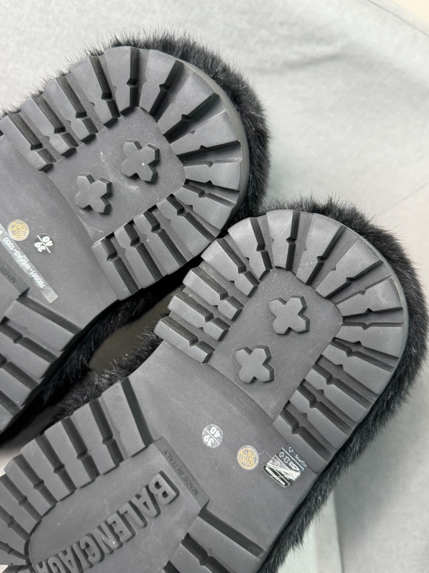 Balenciaga Balenciaga Alaska Horsehair Snow Boots Size US 7 / EU 40 - 9 Thumbnail