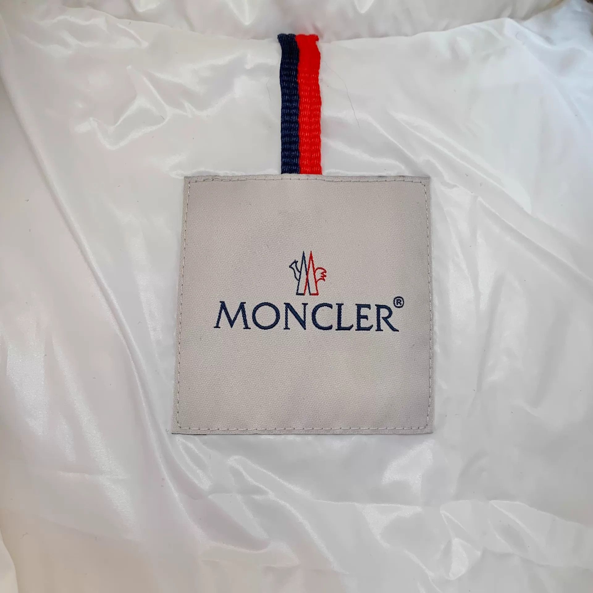 Moncler White Puffer Jacket with Hood - Size M Size US M / EU 48-50 / 2 - 2 Thumbnail