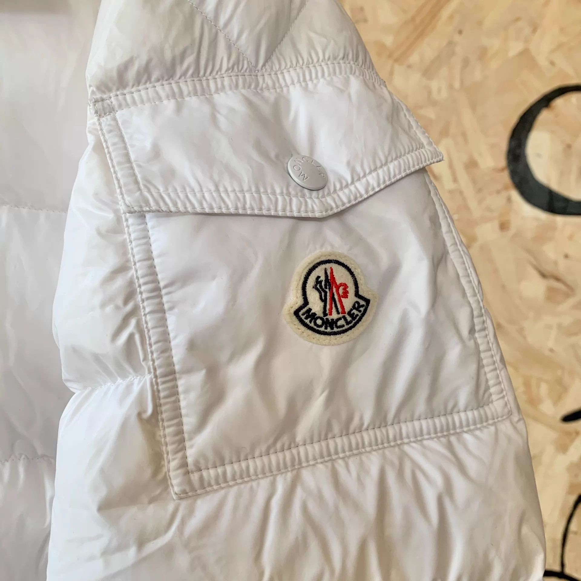 Moncler White Puffer Jacket with Hood - Size M Size US M / EU 48-50 / 2 - 3 Thumbnail