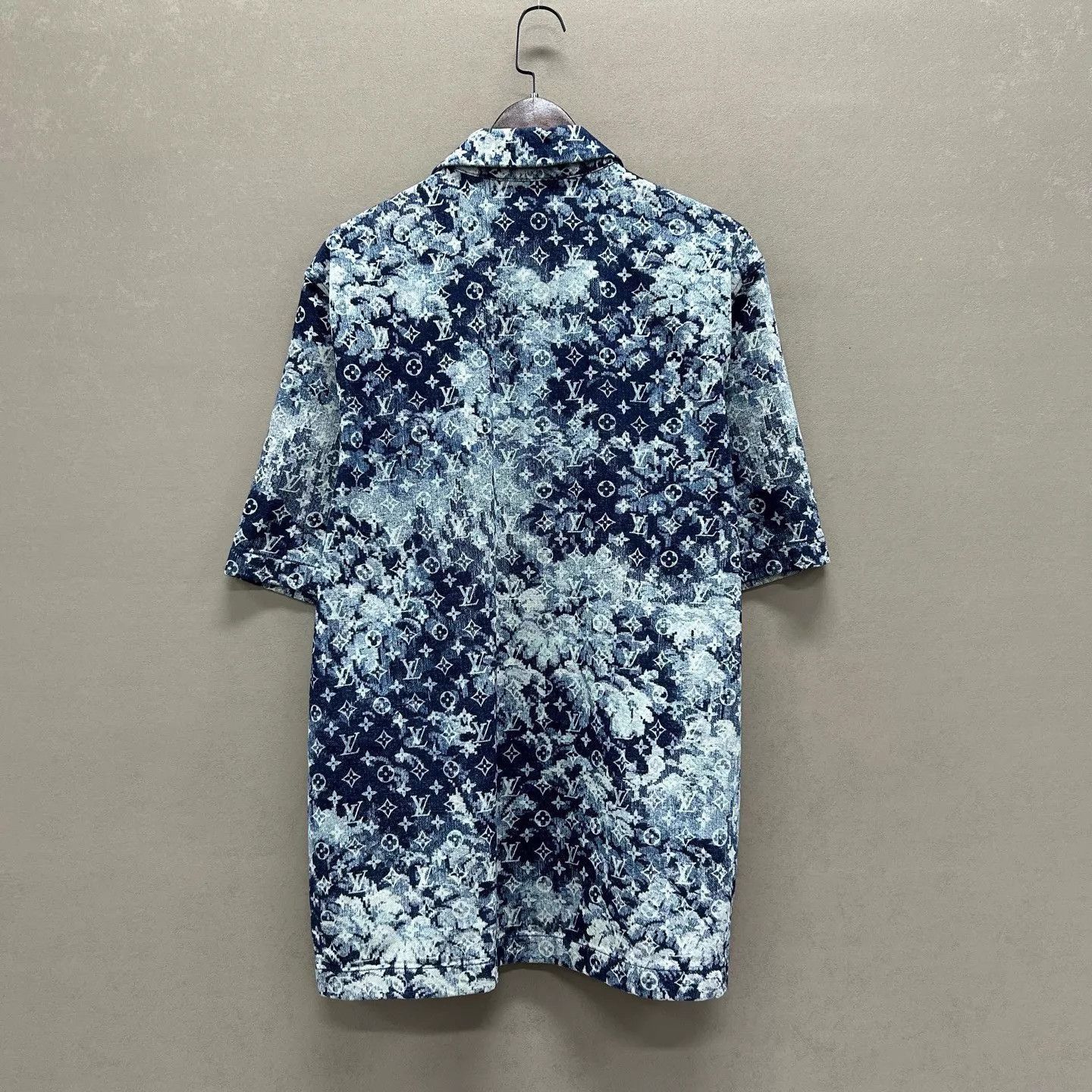 Louis Vuitton Blue Short-Sleeve Button-Up Shirt with Pattern Size US XL / EU 56 / 4 - 2 Thumbnail