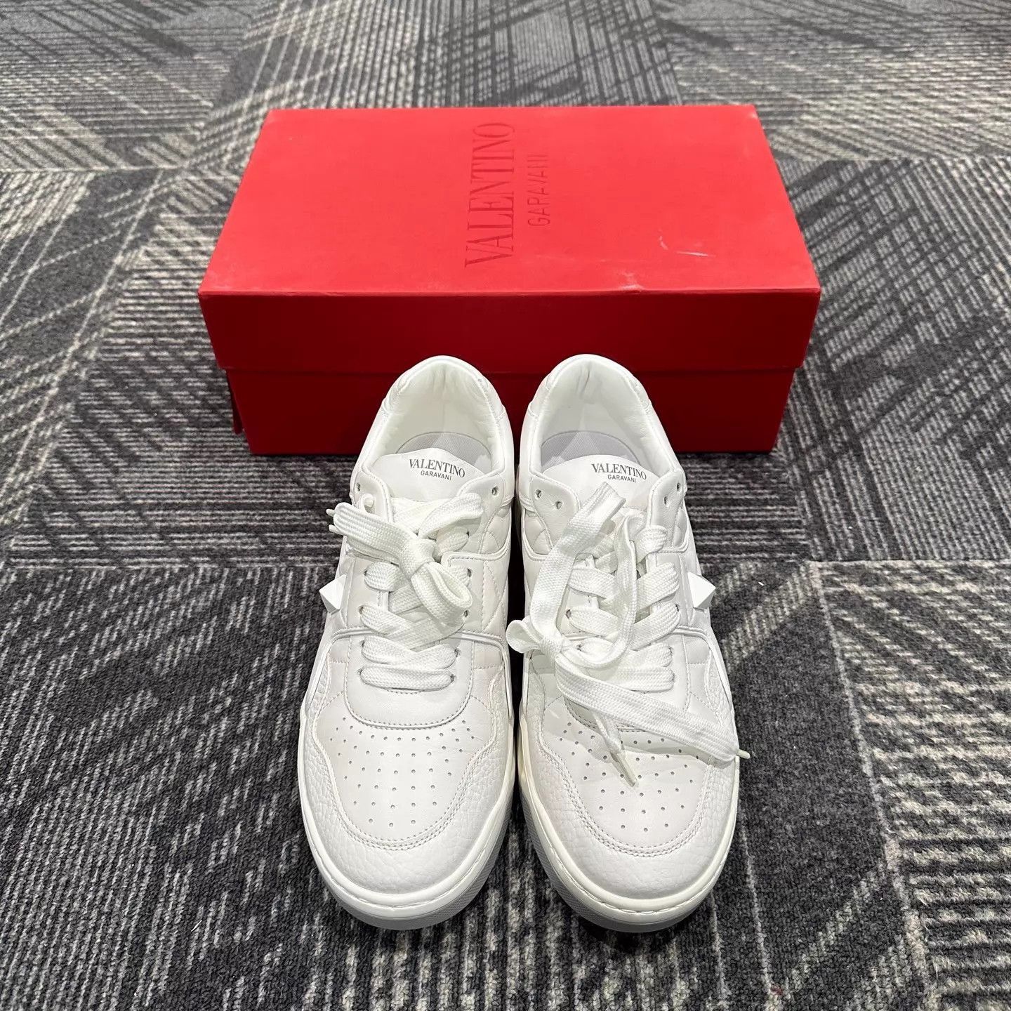 Valentino White Low-Top Sneakers Size 9 Size US 9 / EU 42 - 2 Thumbnail