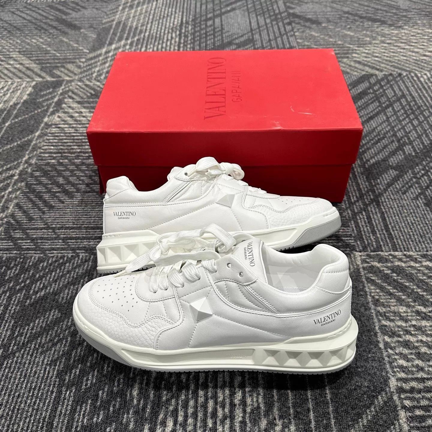 Valentino White Low-Top Sneakers Size 9 Size US 9 / EU 42 - 4 Thumbnail