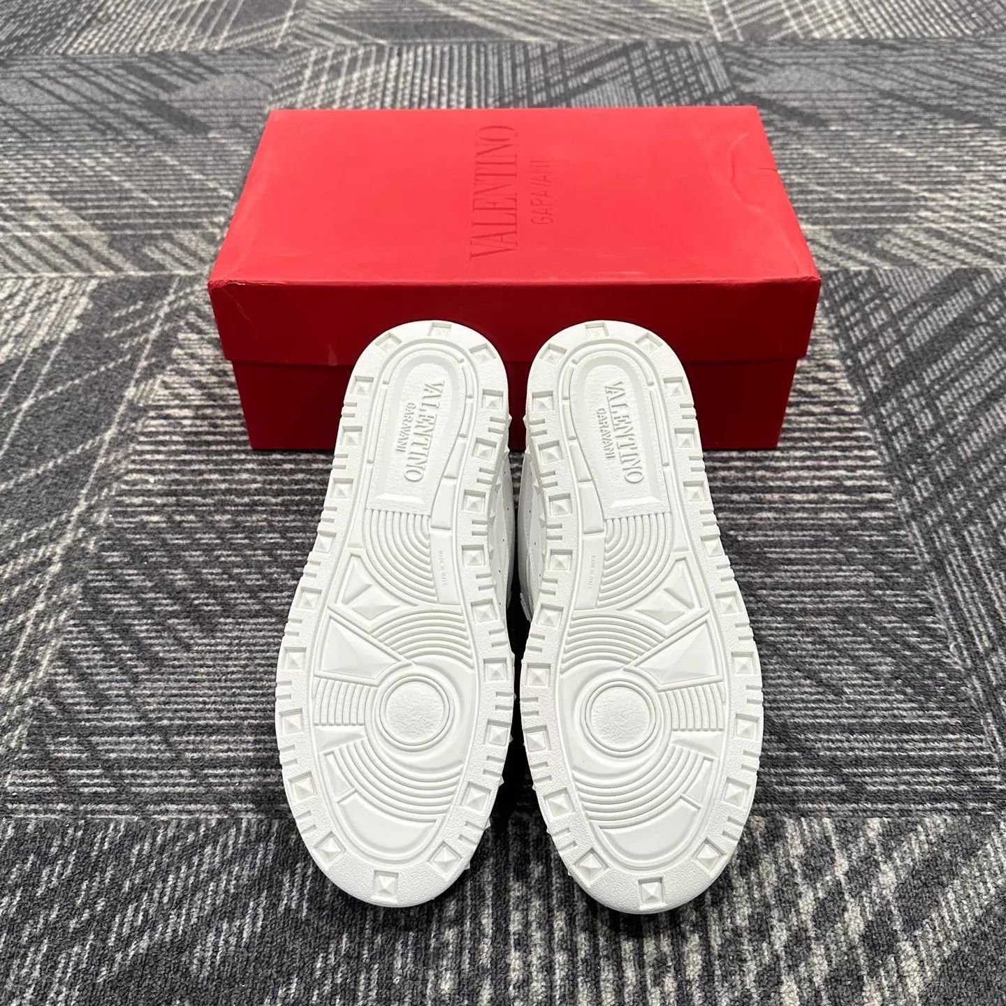Valentino White Low-Top Sneakers Size 8 Size US 8 / EU 41 - 6 Thumbnail