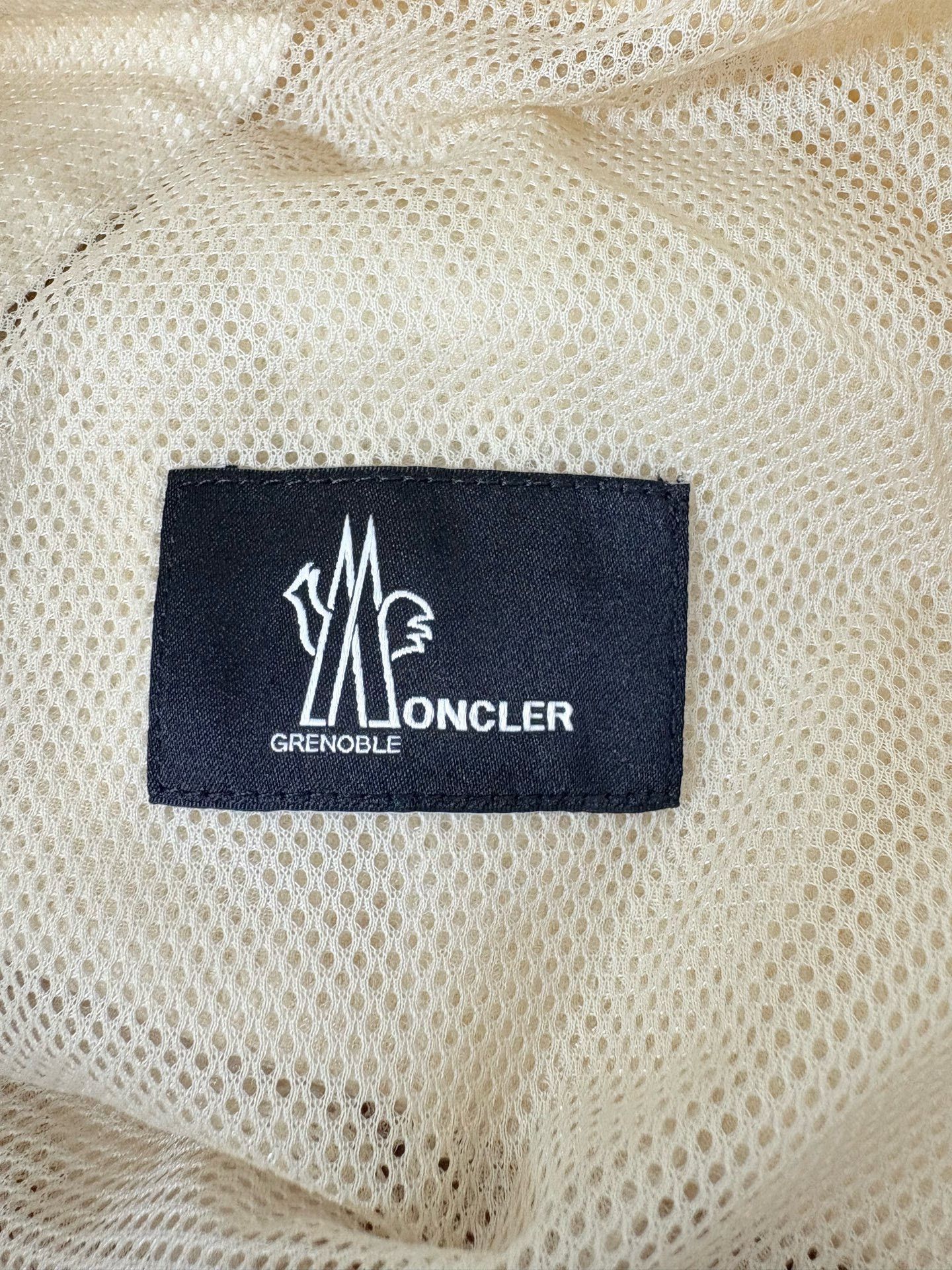 Moncler Moncler New Beige Shorts Size US 36 / EU 52 - 4 Thumbnail