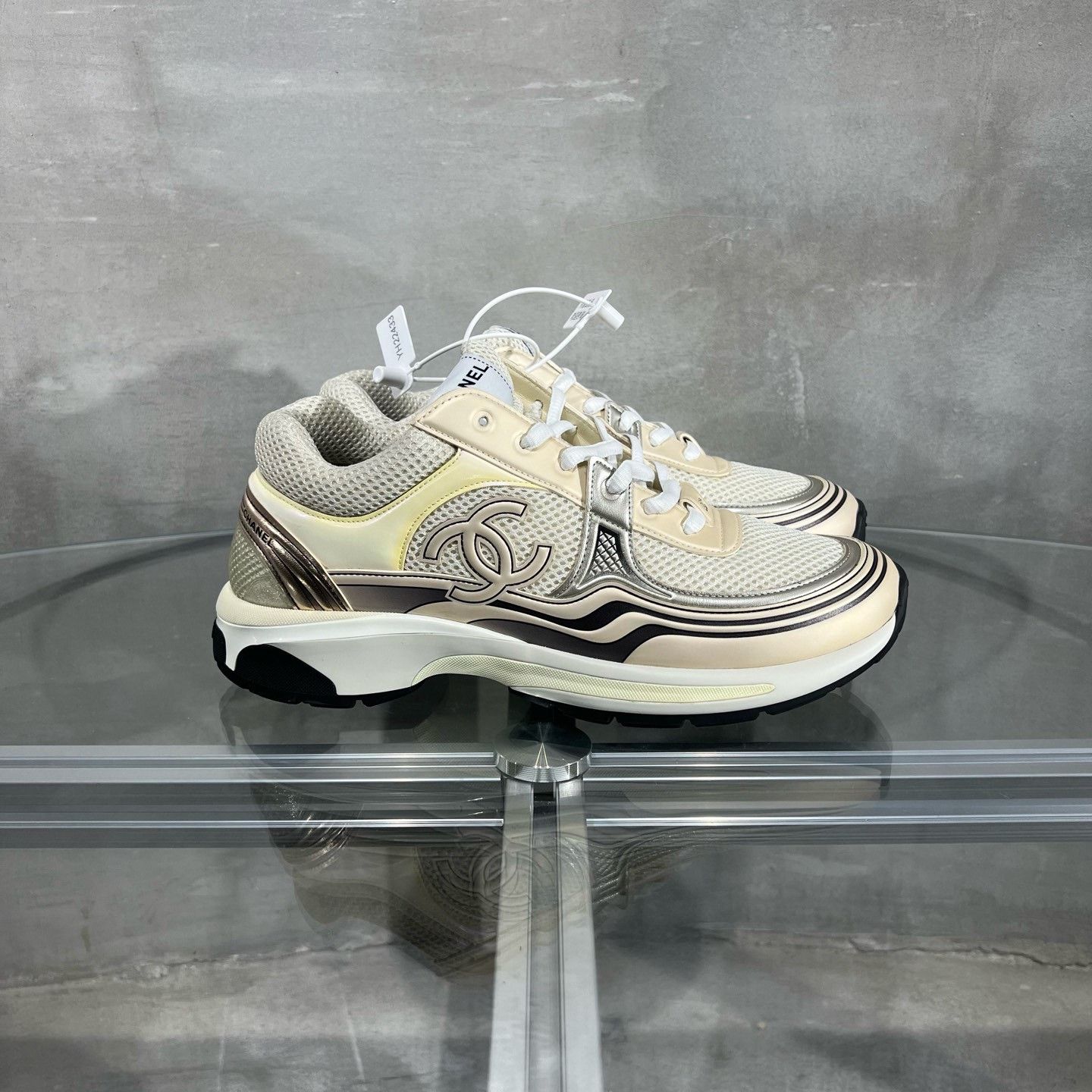 Chanel Chanel Gold Accent Sneakers Size US 9 / EU 42 - 4 Thumbnail