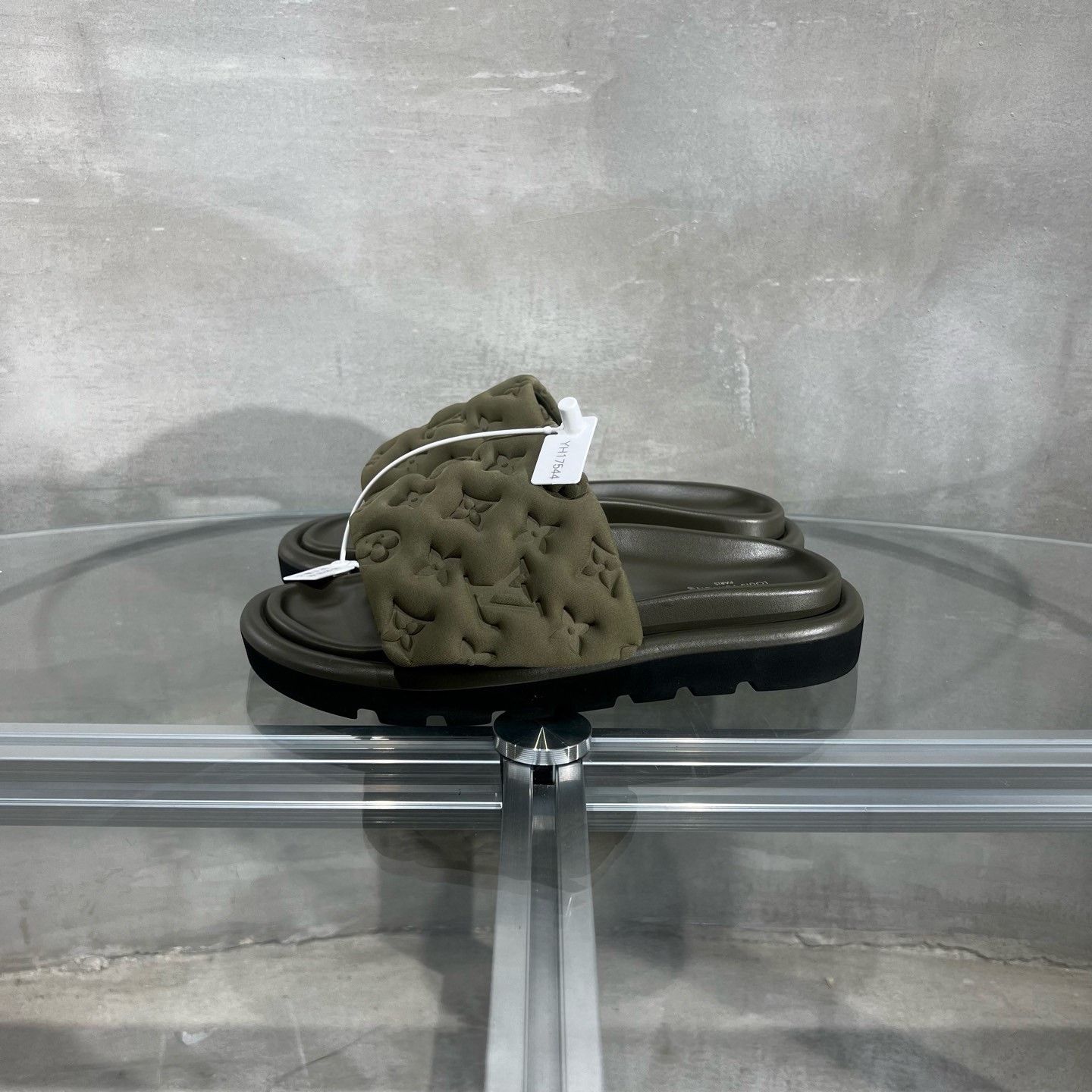 Louis Vuitton Louis Vuitton Monogram Embossed Slippers Women Size US 6 / IT 36 - 3 Thumbnail