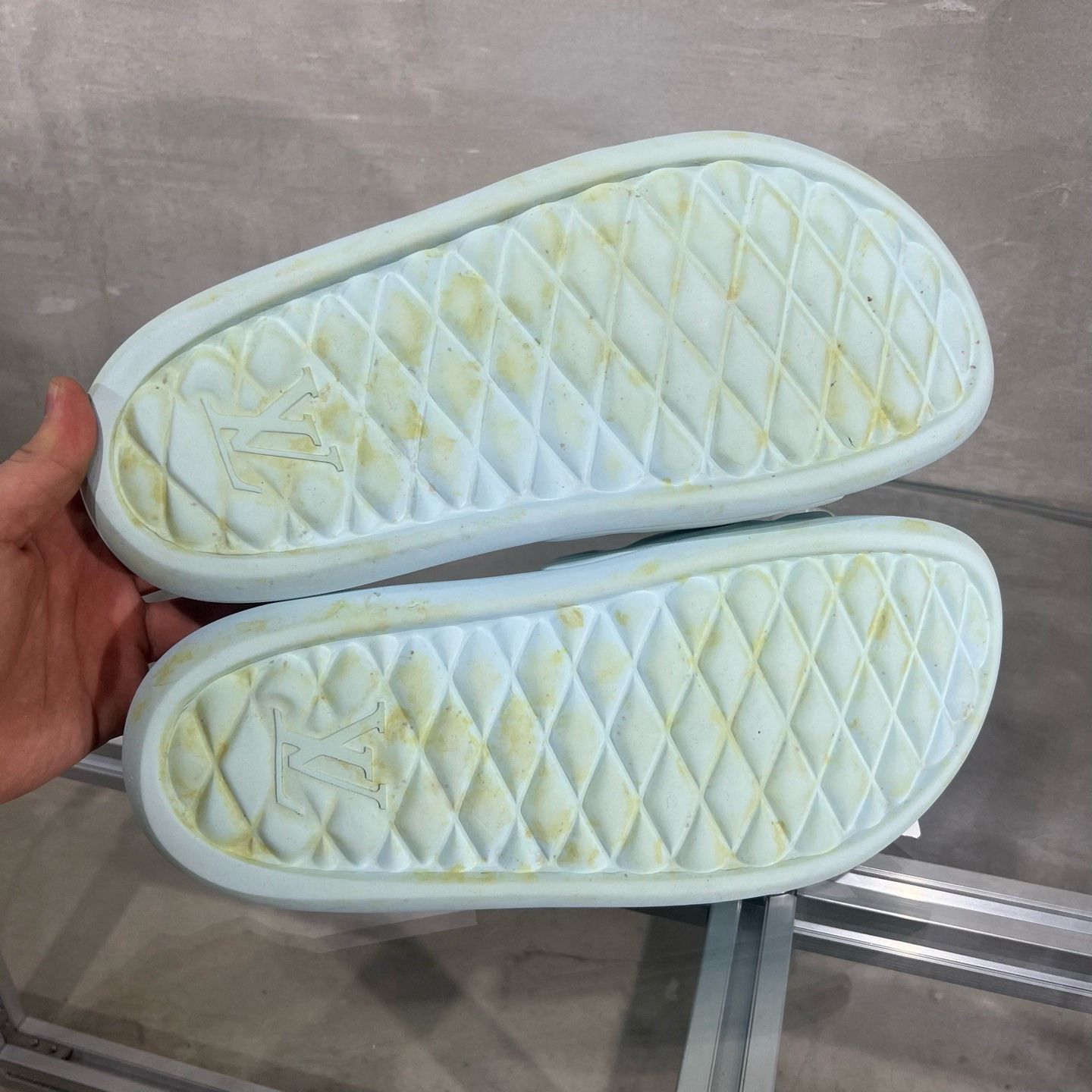 Louis Vuitton Louis Vuitton Monogram Embossed Slippers Size US 9 / EU 42 - 7 Thumbnail