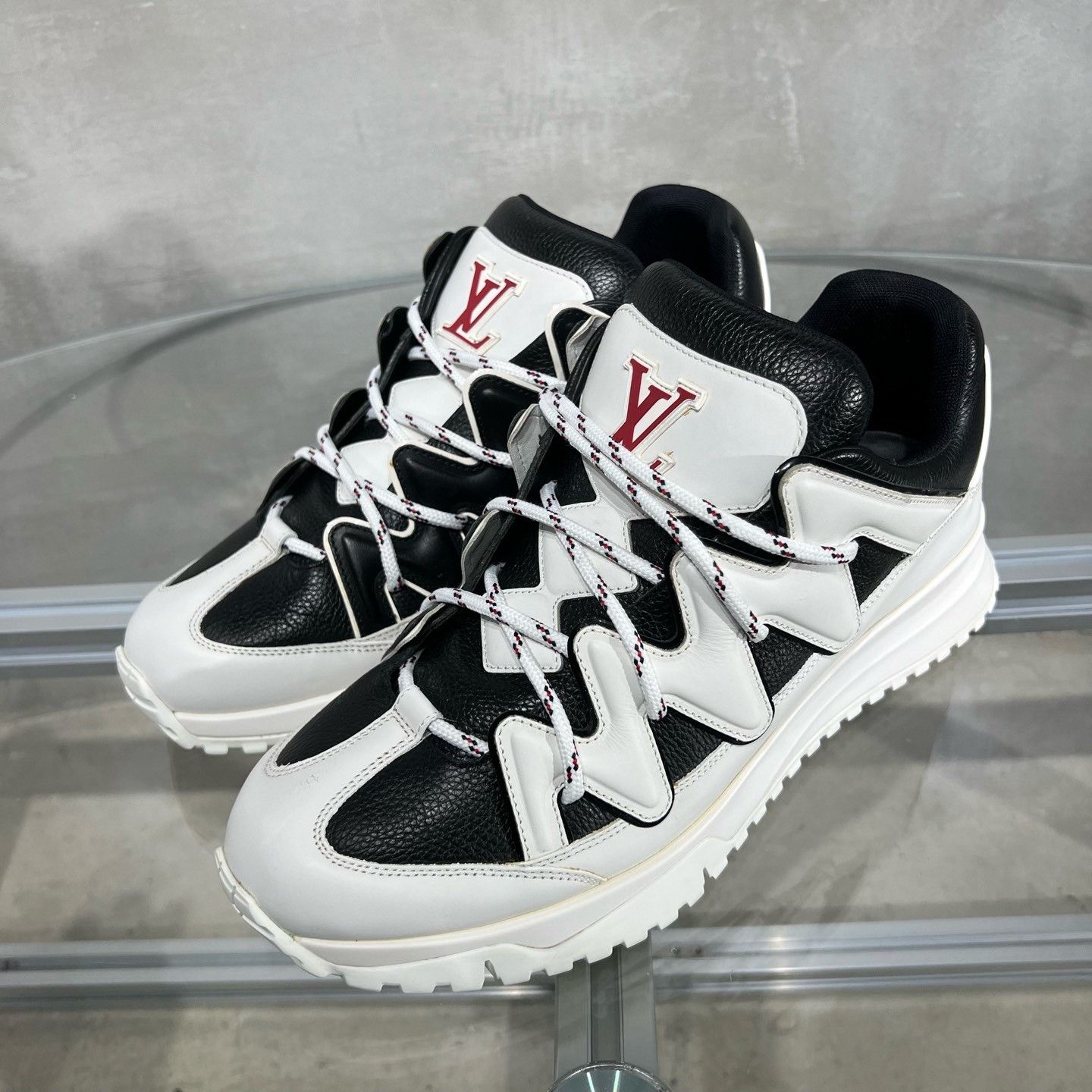 Louis Vuitton Louis Vuitton LV Sports Shoes Size US 10.5 / EU 43-44 - 2 Thumbnail