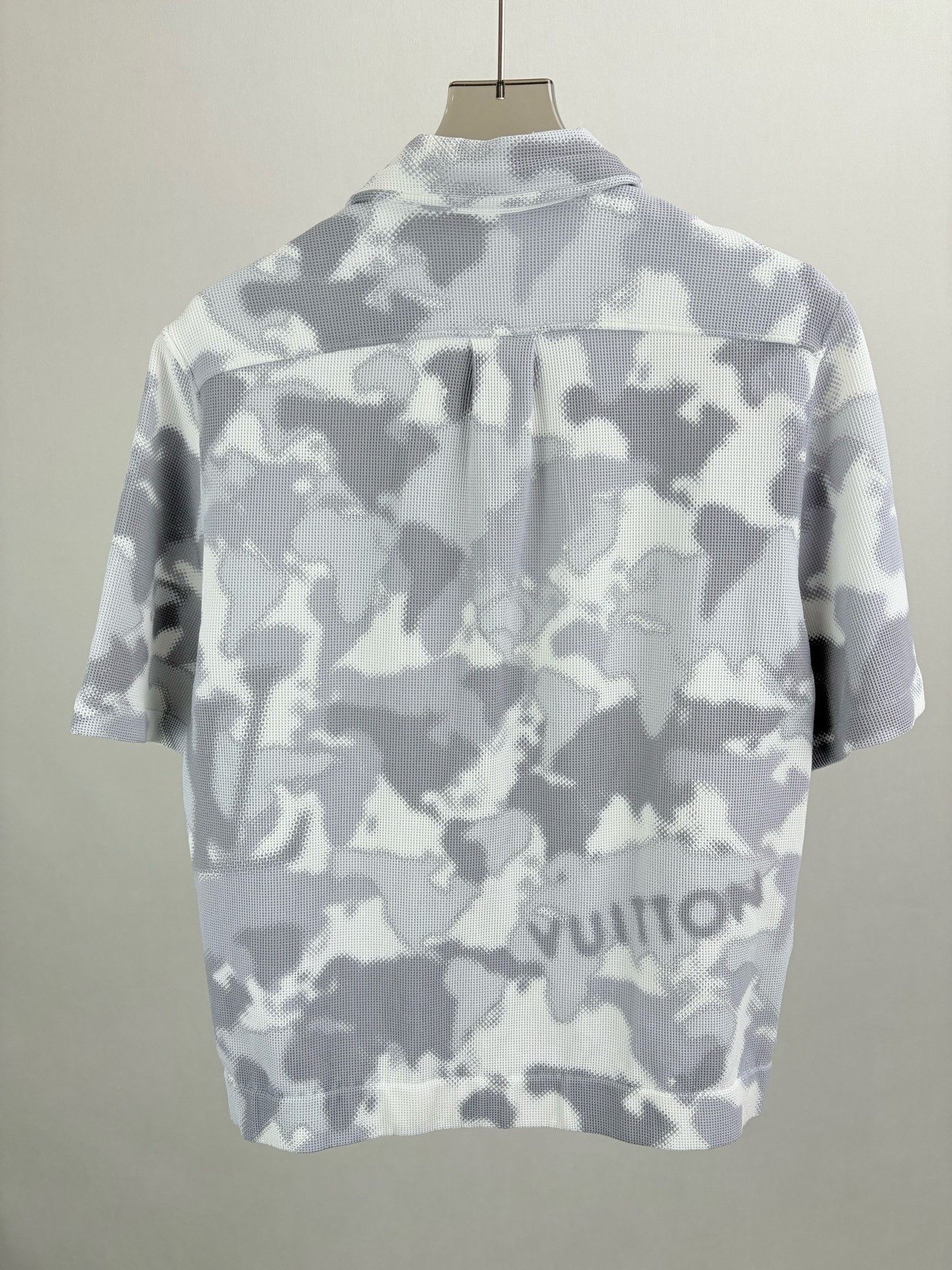 Louis Vuitton Louis Vuitton LV Gray Camo Mesh Shirt Size US M / EU 48-50 / 2 - 2 Thumbnail