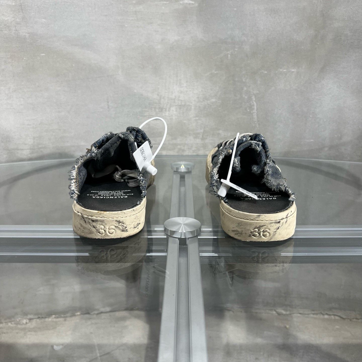 Balenciaga Balenciaga Paris Distressed Denim Mules Size US 5 / IT 35 - 6 Thumbnail