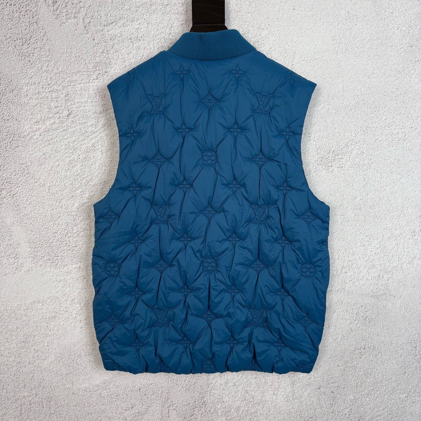 Louis Vuitton Louis Vuitton Embossed Logo Sleeveless Vest Size US M / EU 48-50 / 2 - 2 Thumbnail