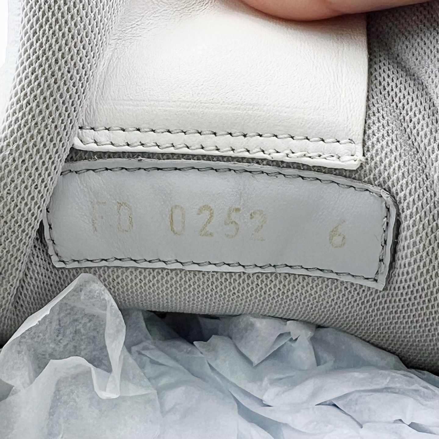 Louis Vuitton LV White Embossed Low-Top Casual Sneakers Size US 7 / EU 40 - 6 Thumbnail