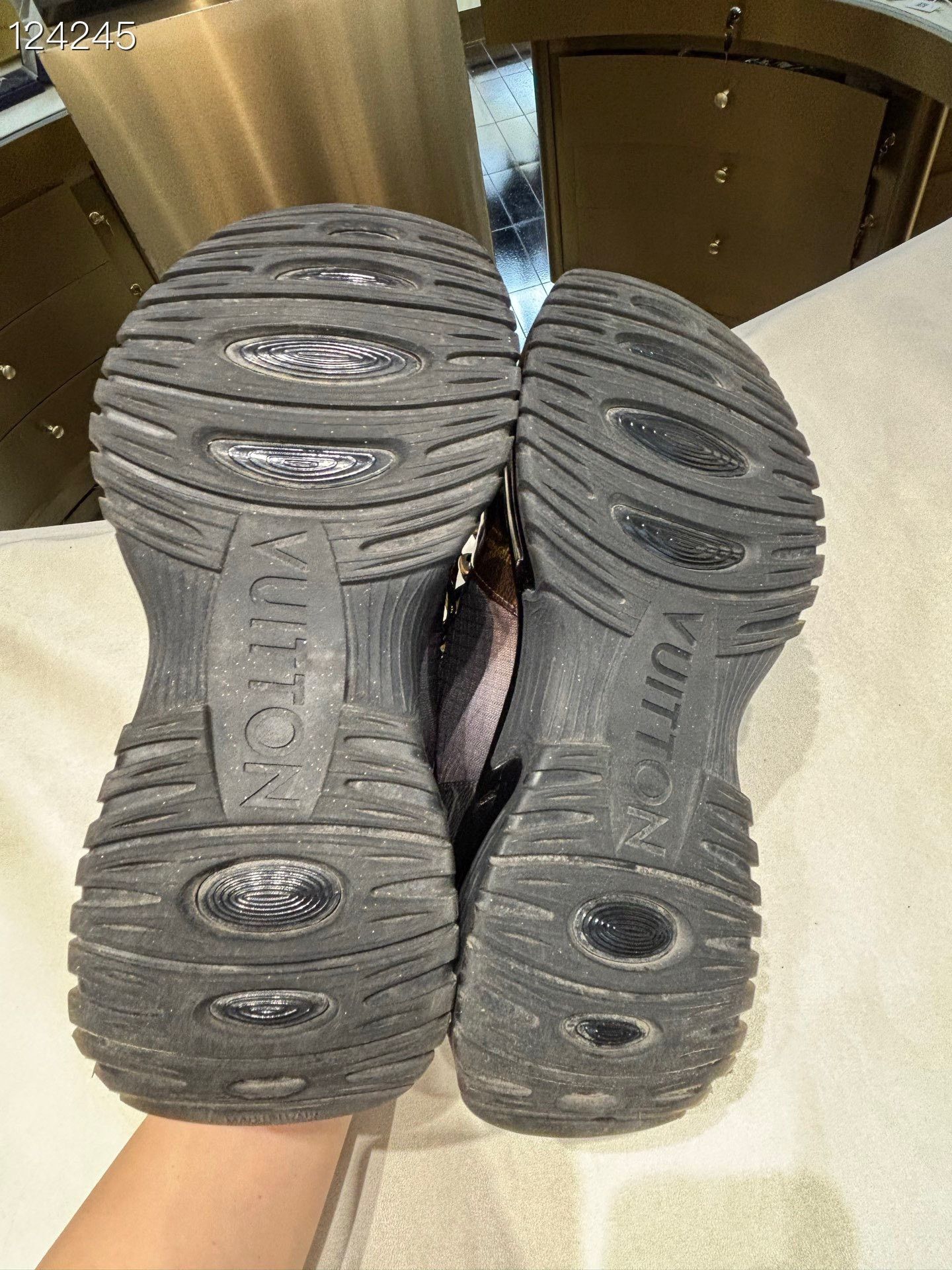 Louis Vuitton LV Run Away Low-Top Men's Sneakers Size US 7 / EU 40 - 6 Thumbnail