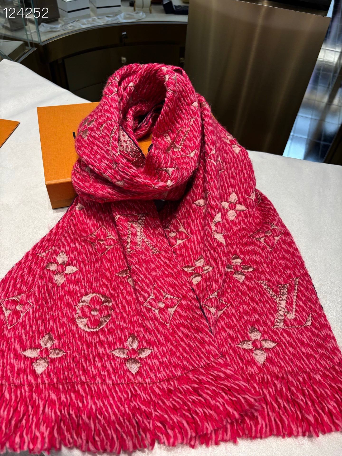 Louis Vuitton Louis Vuitton Red Wool Silk Scarf Size ONE SIZE - 2 Thumbnail