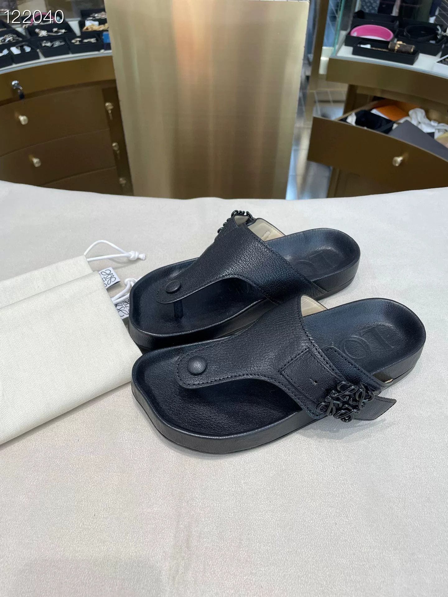 Loewe Loewe Ease Logo Sheepskin Flip Flops Size US 4 / IT 34 - 2 Thumbnail