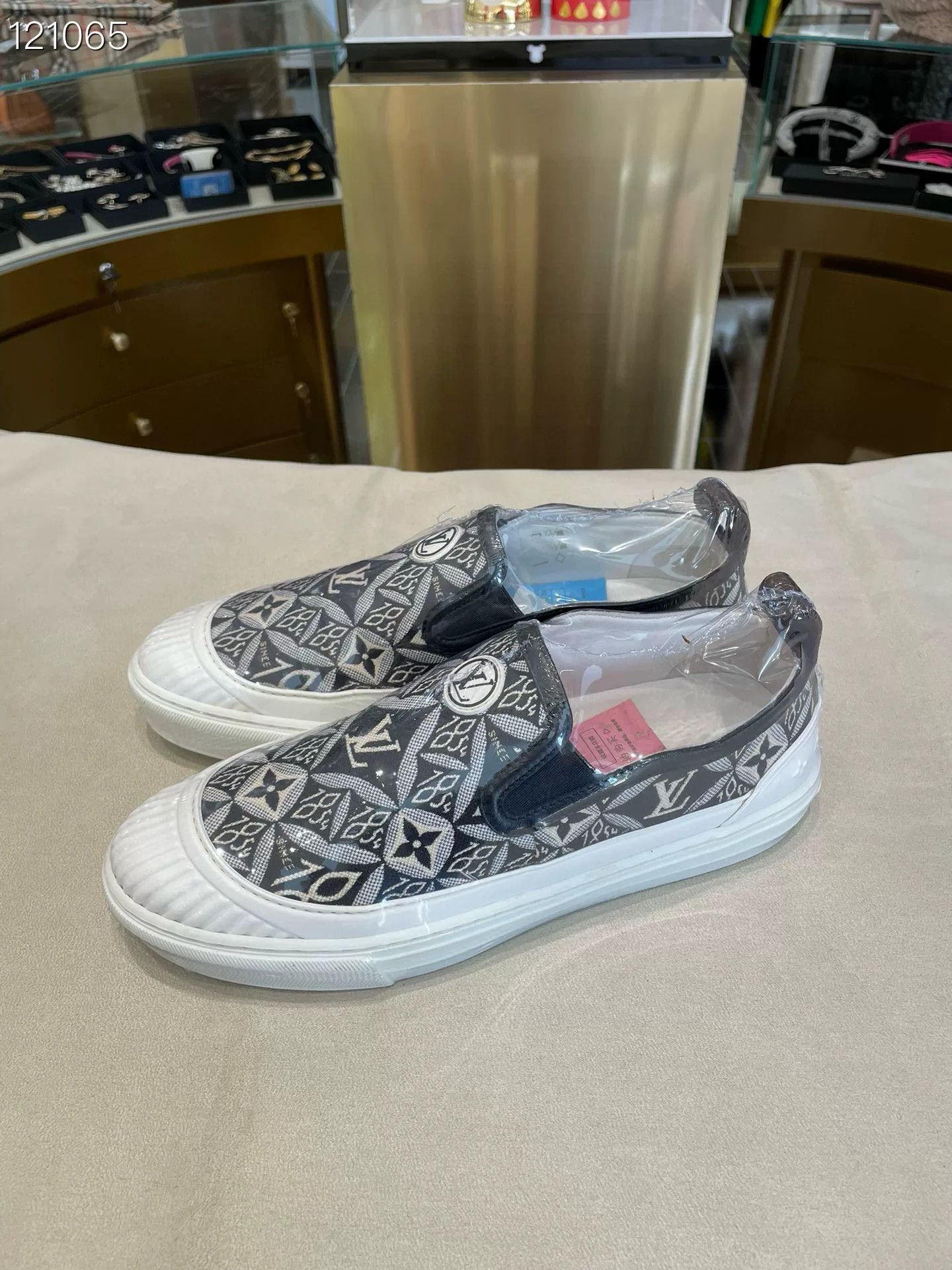Louis Vuitton Louis Vuitton Logo Denim Canvas Slip-On Size US 7.5 / IT 37.5 - 2 Thumbnail