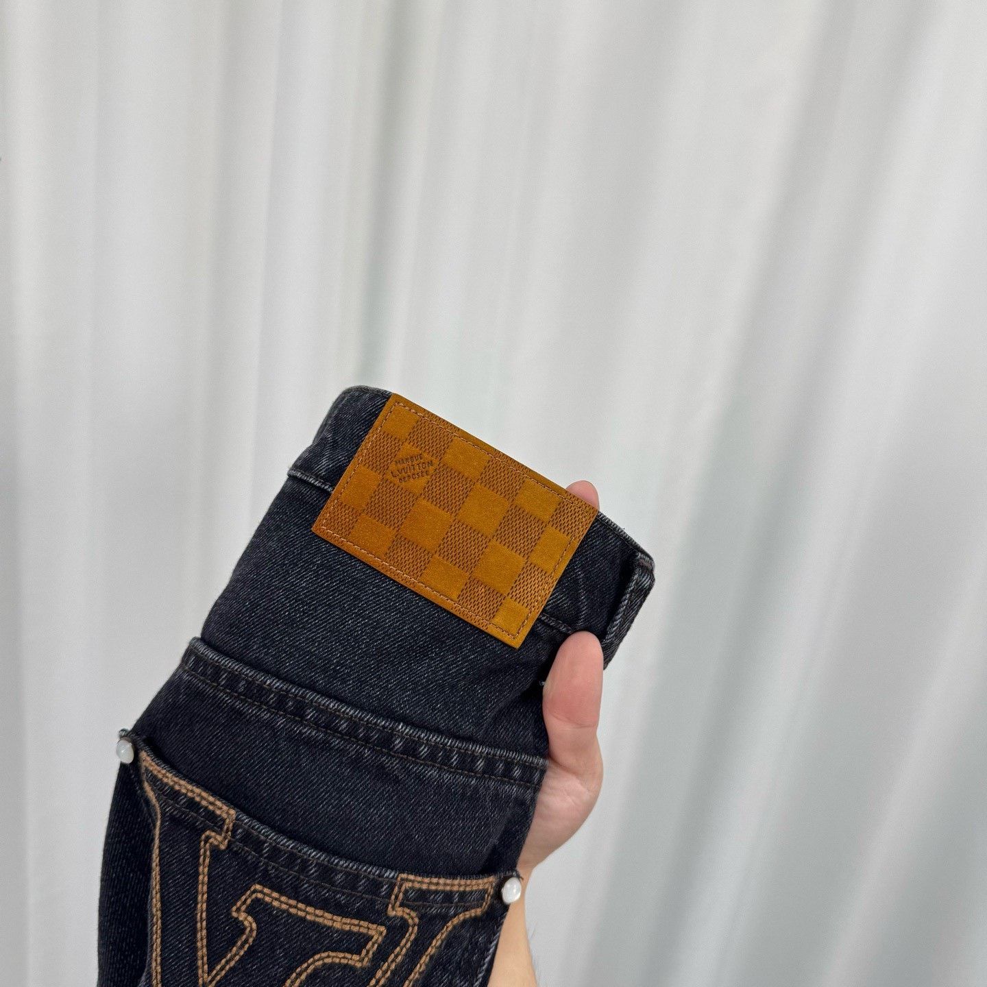 Louis Vuitton Louis Vuitton 2026 Pearl Button Jeans Size 28" / US 6 / IT 42 - 6 Thumbnail