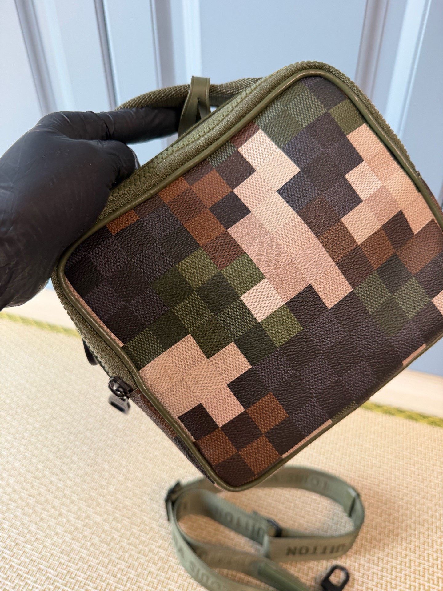 Louis Vuitton Louis Vuitton Men's Camo Messenger Bag Size ONE SIZE - 5 Thumbnail