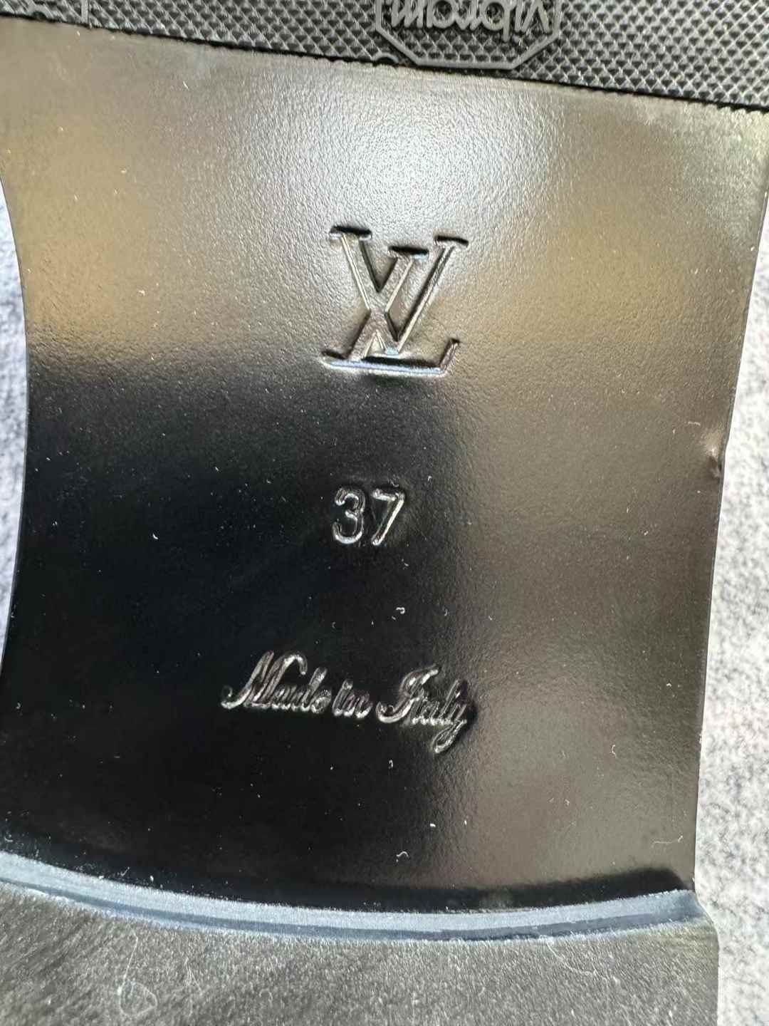 Louis Vuitton Louis Vuitton Dauphine Gold Buckle Flat Slippers Size US 6 / IT 36 - 7 Thumbnail