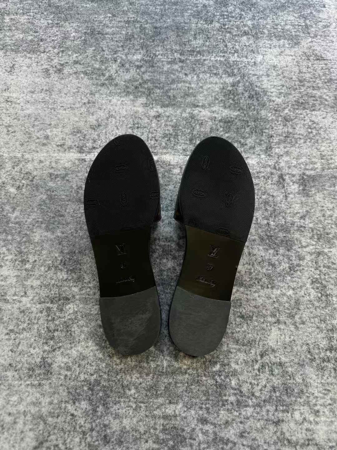 Louis Vuitton Louis Vuitton Dauphine Gold Buckle Flat Slippers Size US 6 / IT 36 - 6 Thumbnail