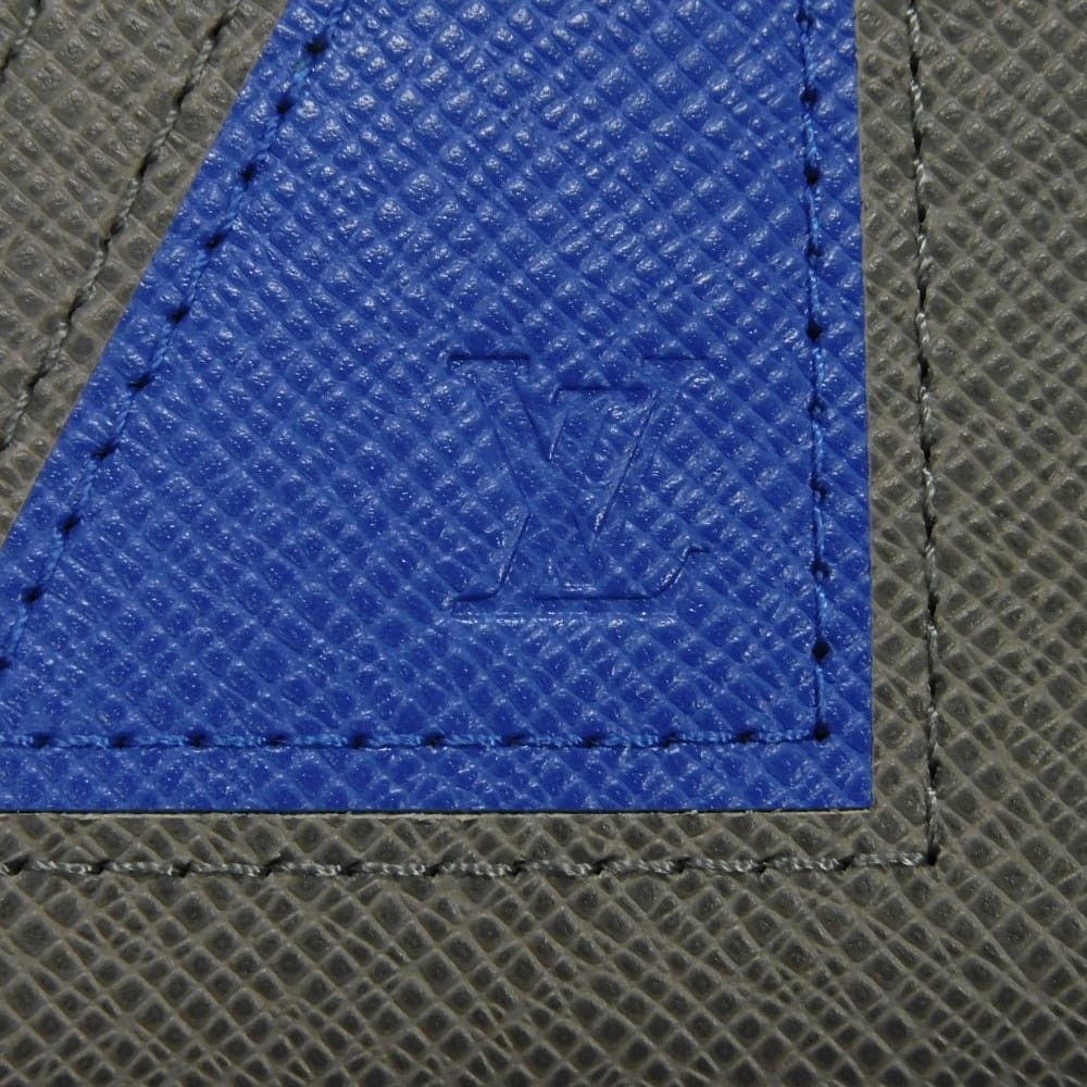 Louis Vuitton Louis Vuitton Louis Vuitton Pochette Voyage MM Taiga Clutch Bag Leather Clutch Bag M59147 DUTY FREE for USA Size ONE SIZE - 9 Thumbnail