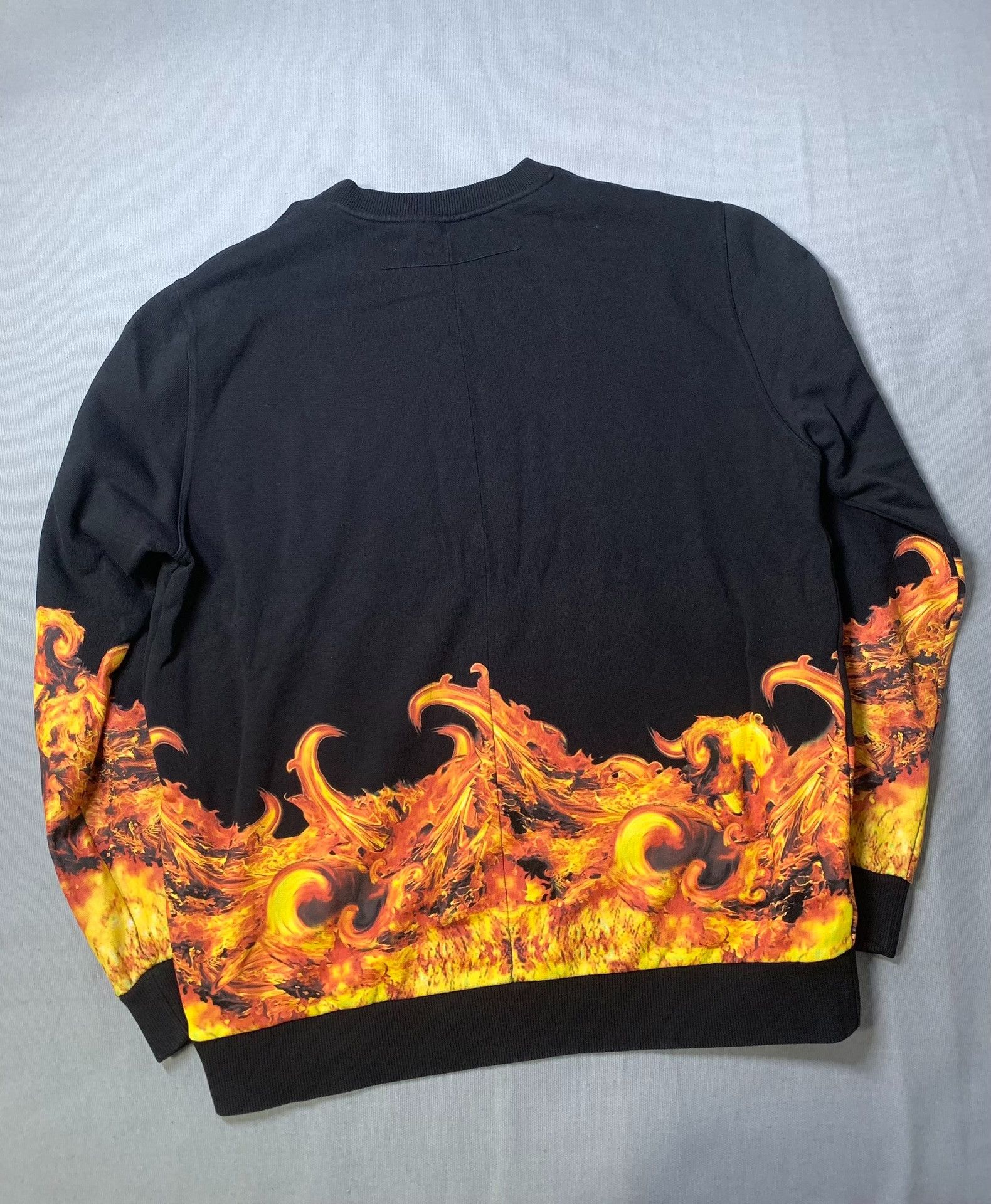 Givenchy Givenchy Flame Print Sweatshirt Size US XL / EU 56 / 4 - 2 Thumbnail