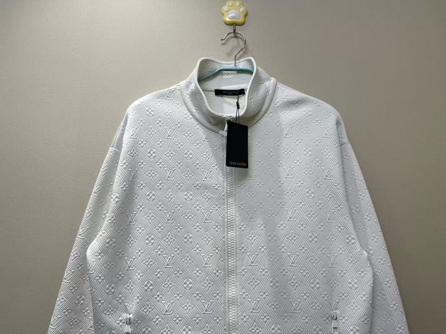 Louis Vuitton Louis Vuitton White Embossed Logo Jacket Size US XXL / EU 58 / 5 - 2 Thumbnail