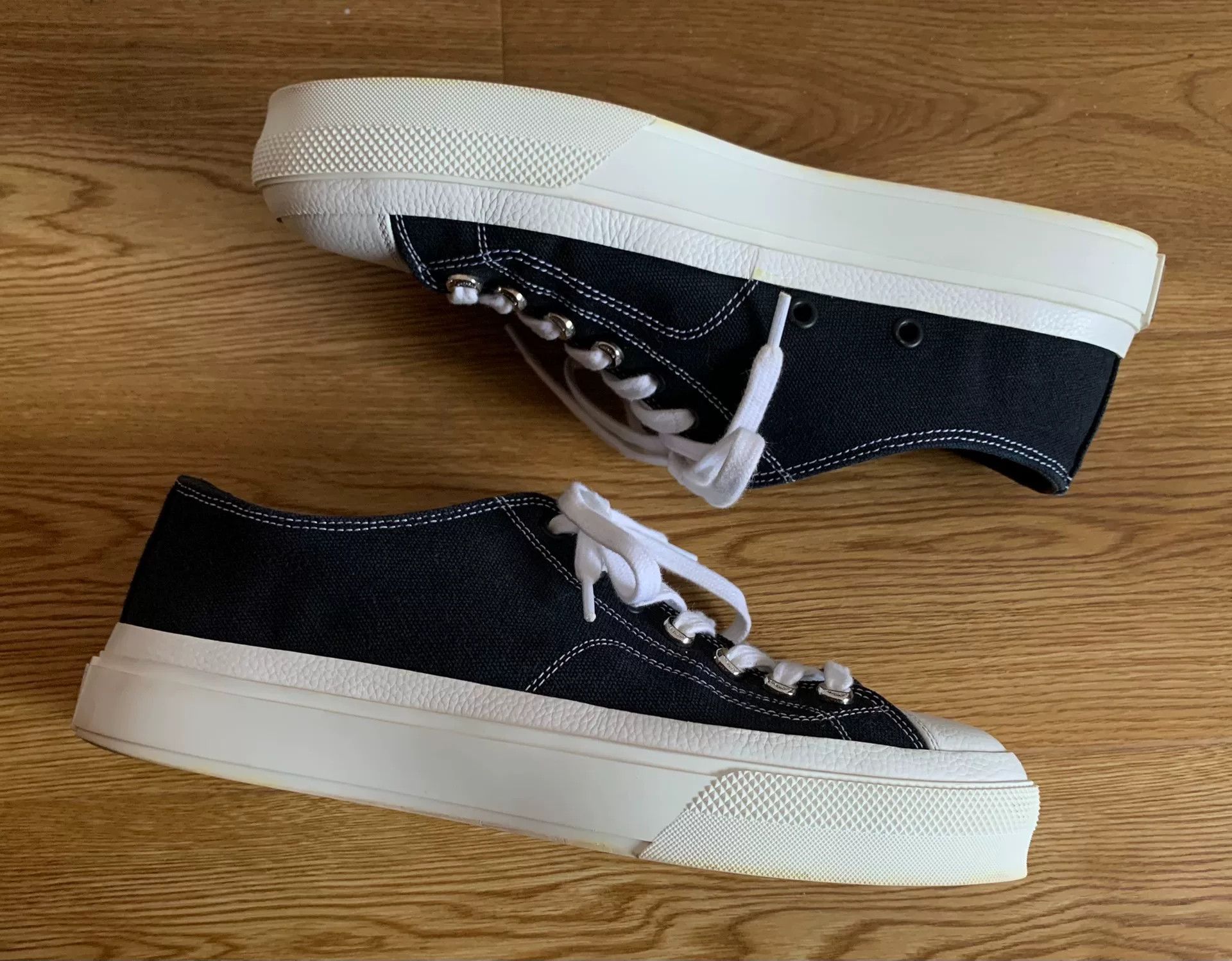 Givenchy Givenchy Black Low-Top Canvas Shoes Size US 7 / EU 40 - 3 Thumbnail