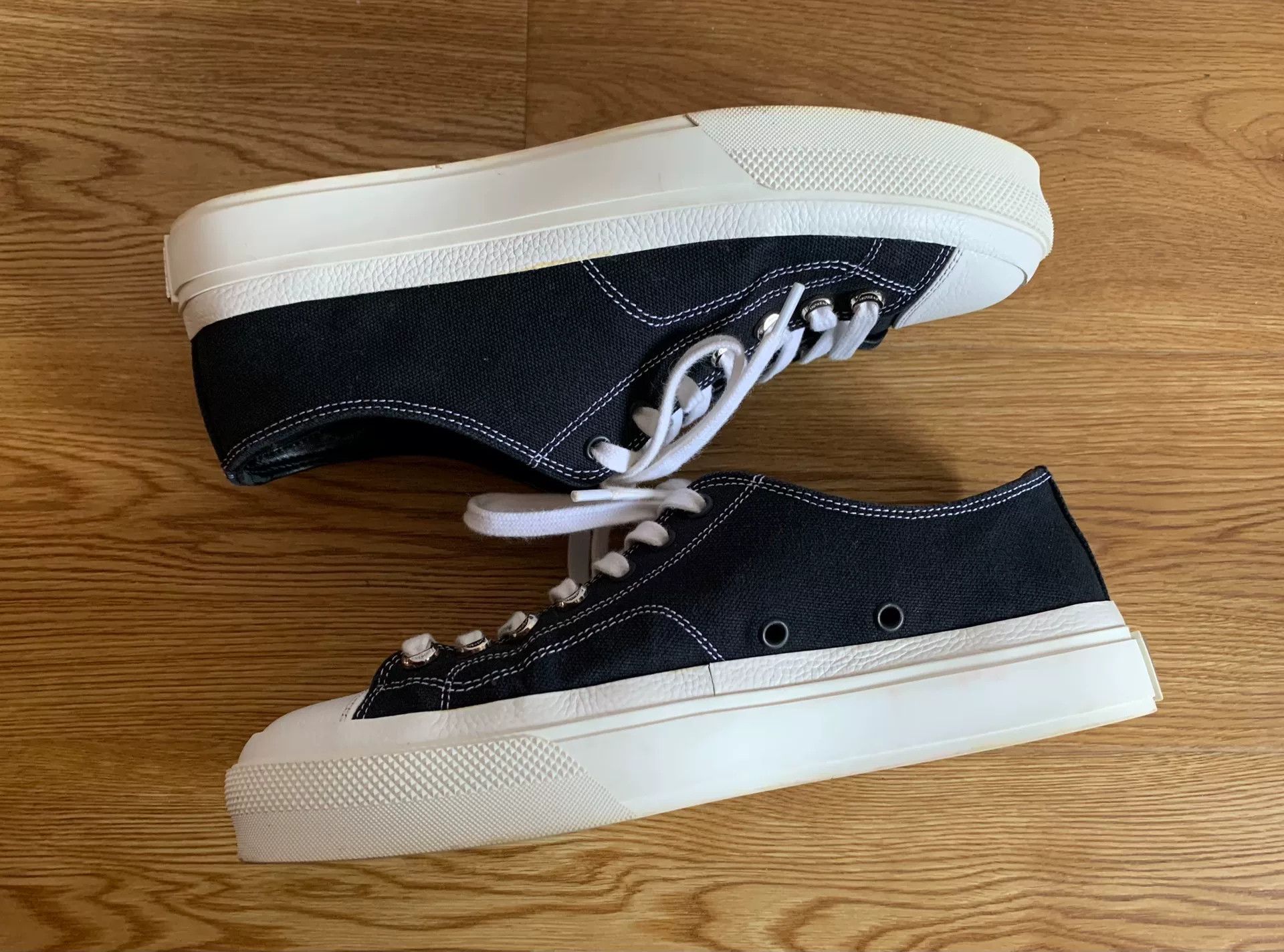 Givenchy Givenchy Black Low-Top Canvas Shoes Size US 7 / EU 40 - 4 Thumbnail