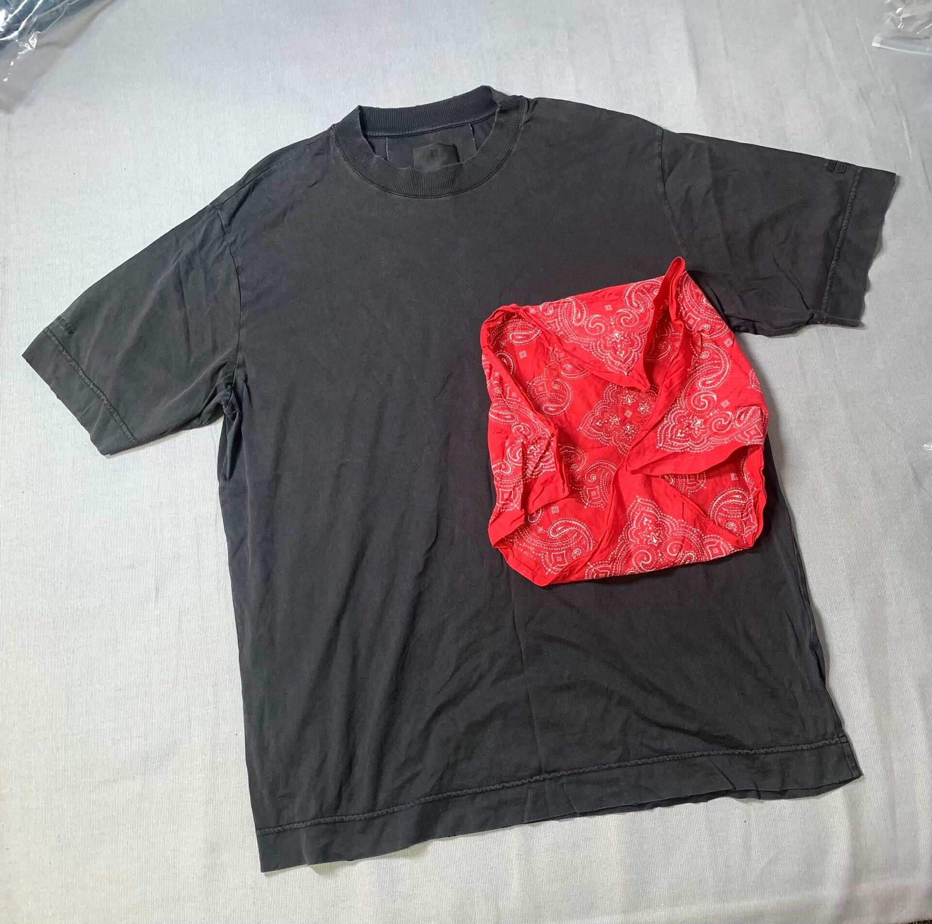 Givenchy Givenchy Bandana Distressed Short-Sleeve Tee Size US S / EU 44-46 / 1 - 2 Thumbnail