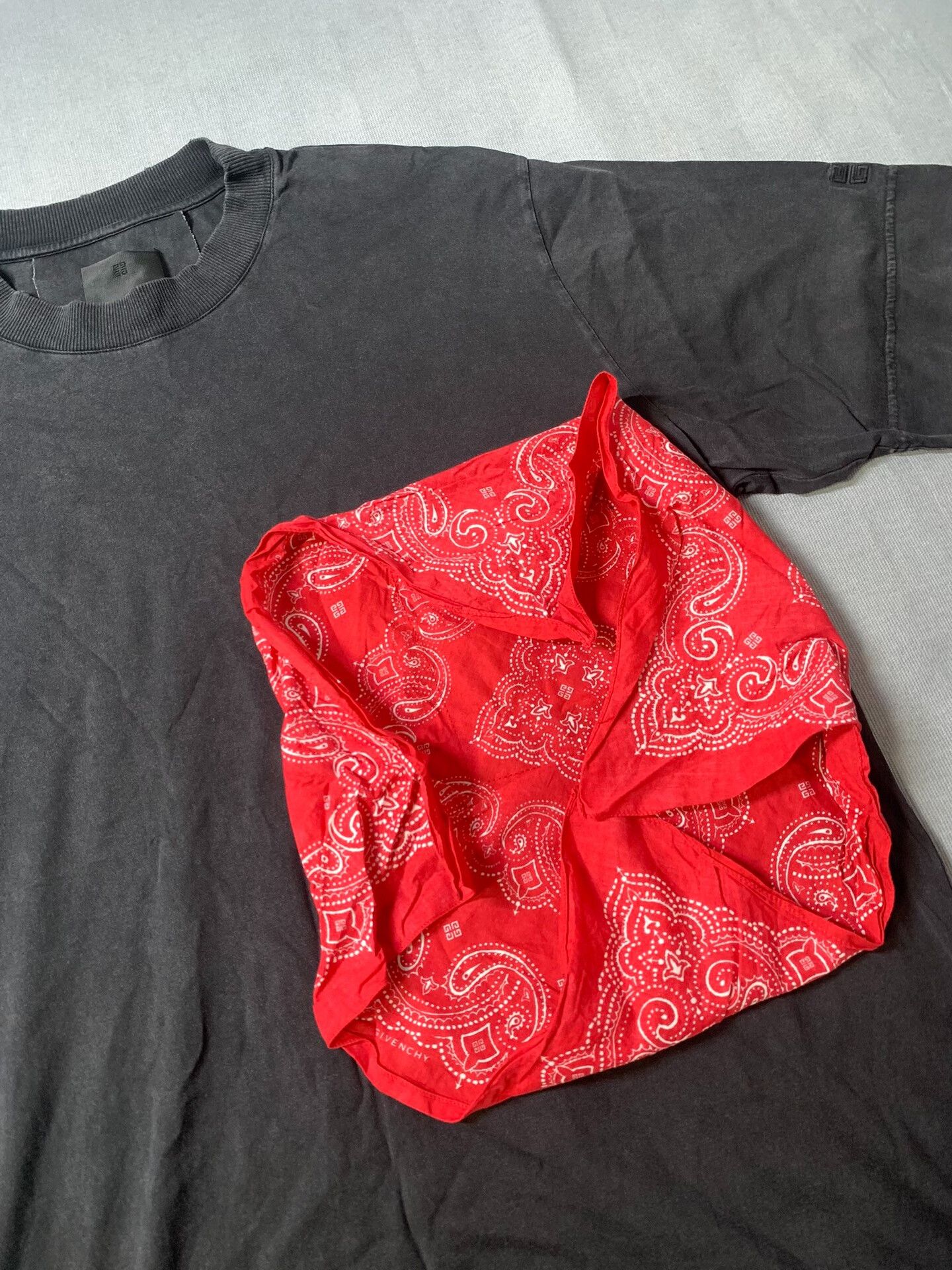Givenchy Givenchy Bandana Distressed Short-Sleeve Tee Size US S / EU 44-46 / 1 - 4 Thumbnail